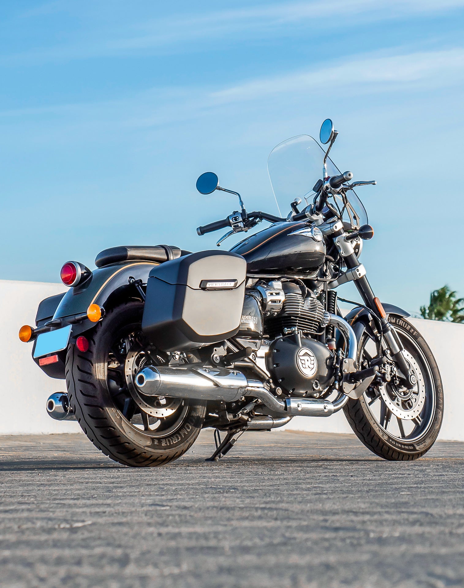 24L - Ironclad Quick-Mount Medium Royal Enfield Super Meteor 650 Matte Hard Saddlebags Life style 1