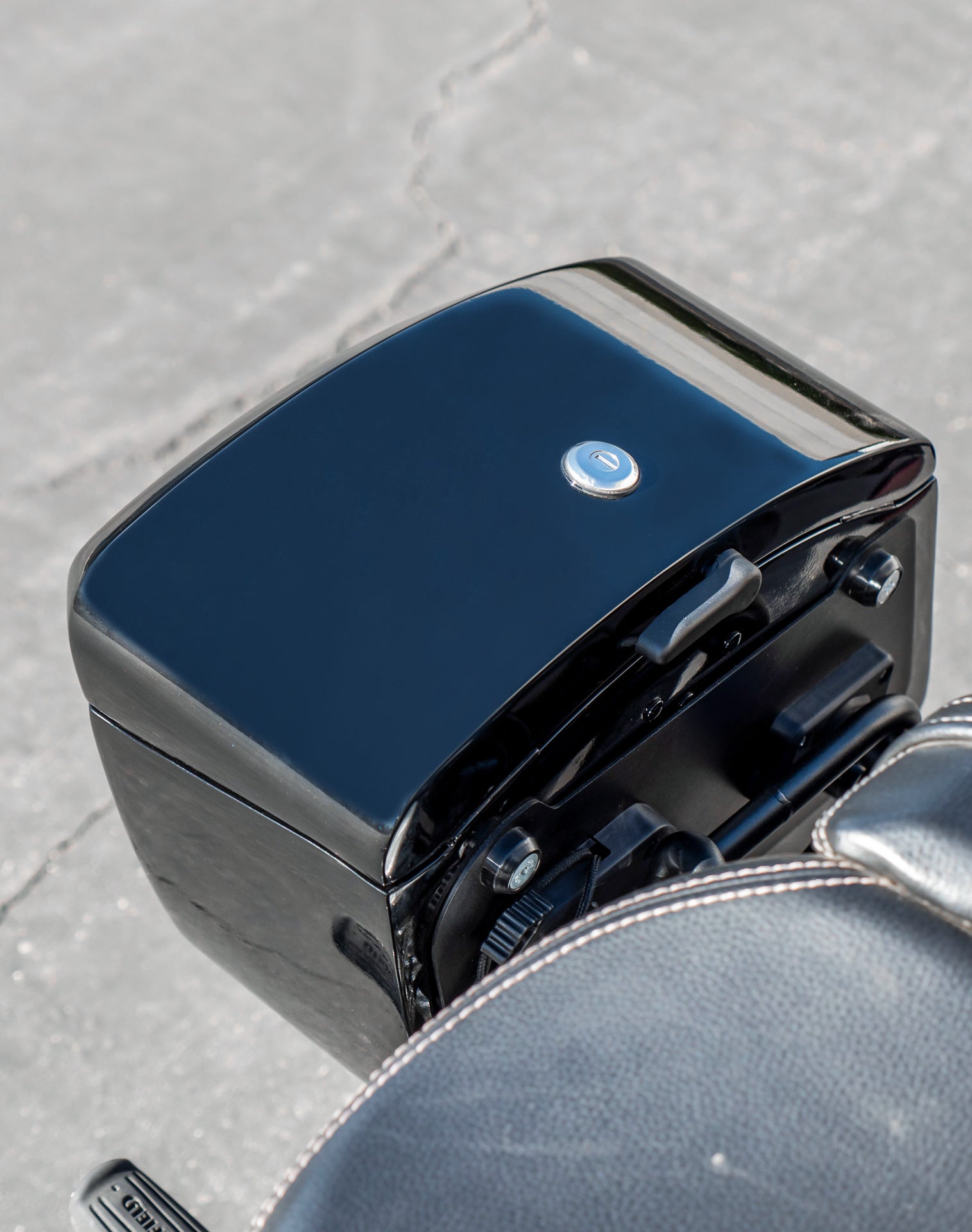 24L - Ironclad Quick-Mount Medium Royal Enfield Super Meteor 650 Painted Hard Saddlebags Life style 3