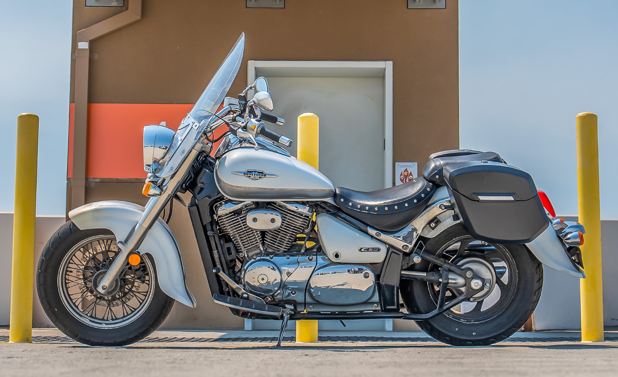 24L - Ironclad Quick-Mount Medium Suzuki Boulevard C50 VL800 Matte Hard Saddlebags Life Style Photo @expand