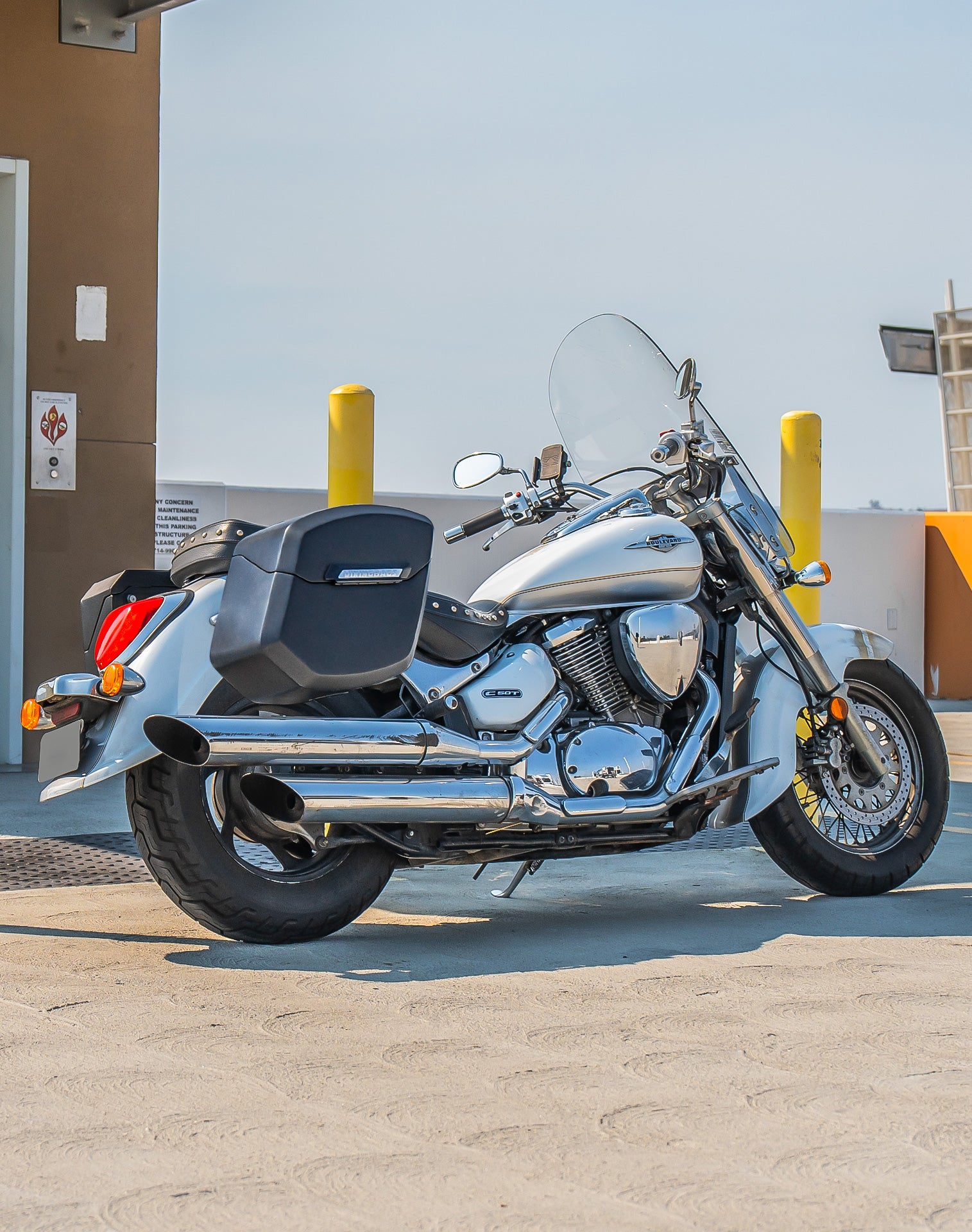 24L - Ironclad Quick-Mount Medium Suzuki Boulevard C50 VL800 Matte Hard Saddlebags Life style 1