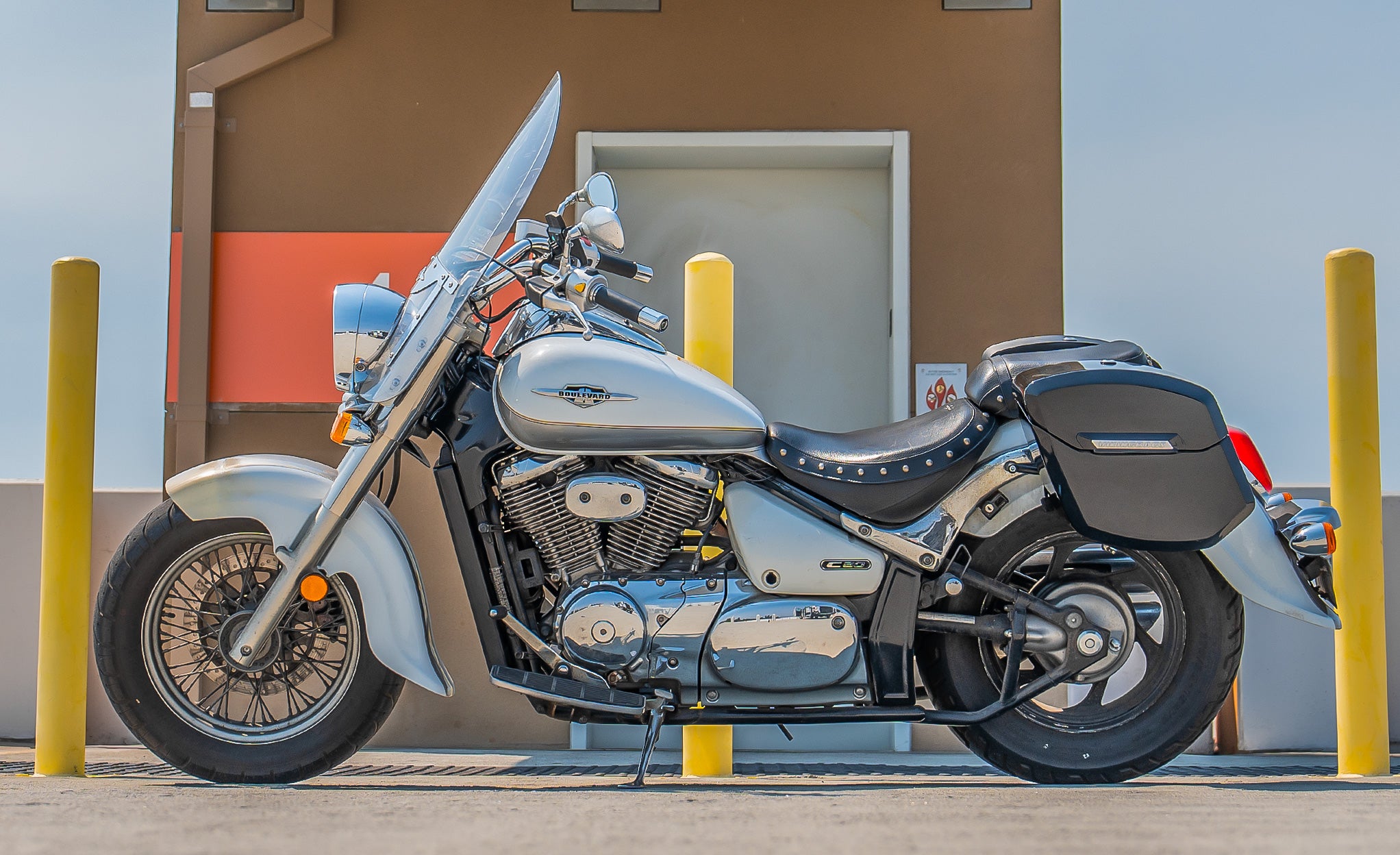 24L - Ironclad Quick-Mount Medium Suzuki Boulevard C50 VL800 Painted Hard Saddlebags Life Style Photo @expand