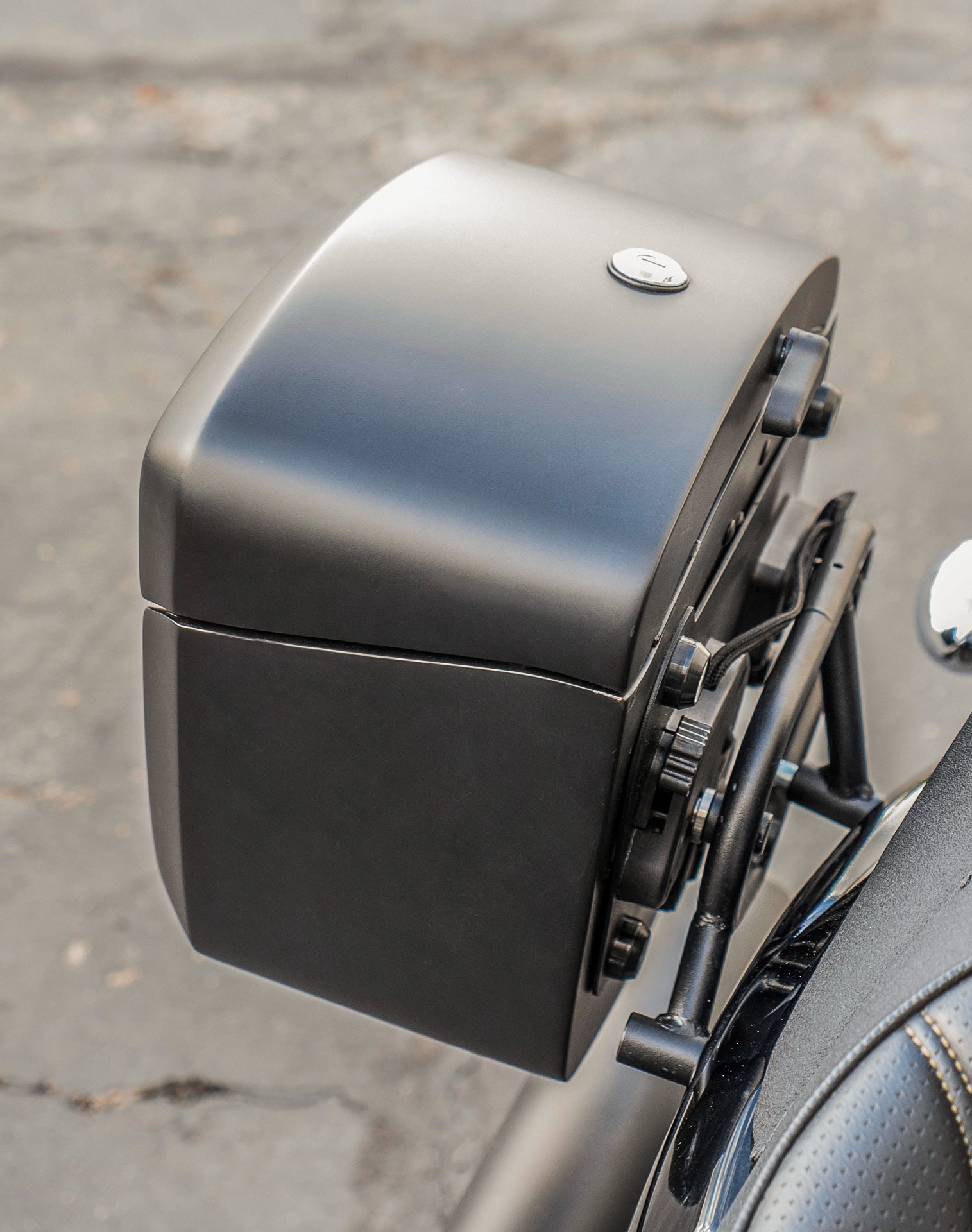 24L - Ironclad Quick-Mount Medium Suzuki Boulevard M109 VZR1800 Matte Hard Saddlebags Life style 3