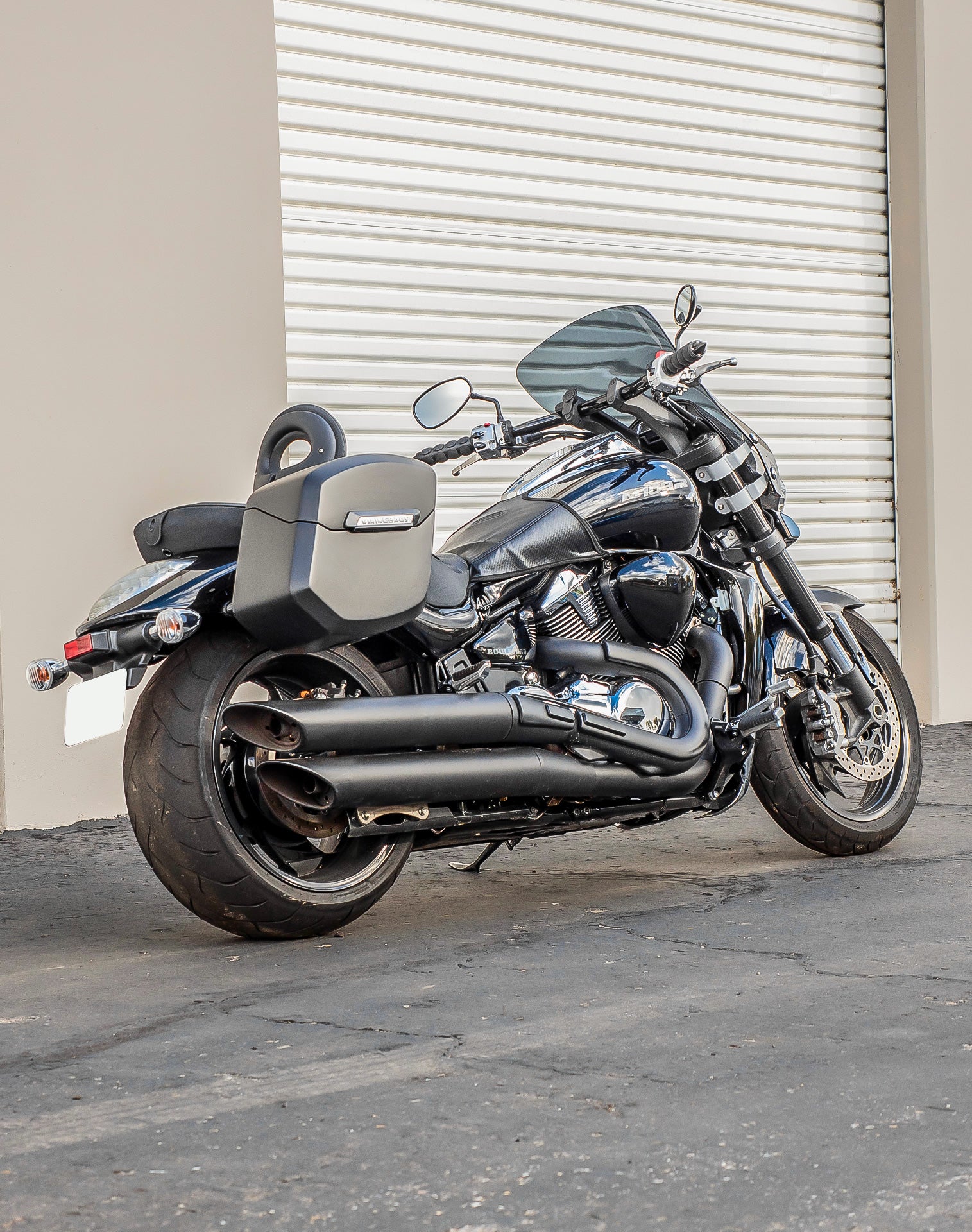 24L - Ironclad Quick-Mount Medium Suzuki Boulevard M109 VZR1800 Matte Hard Saddlebags Life style 1