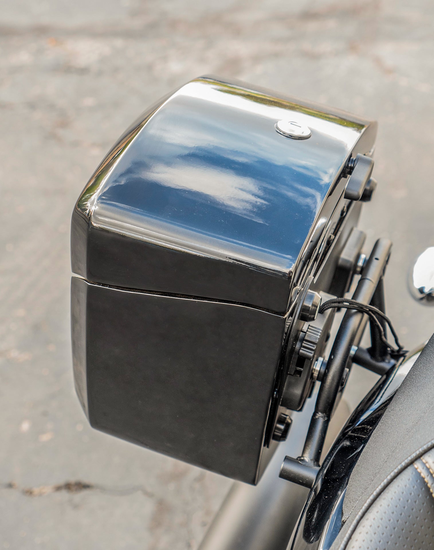 24L - Ironclad Quick-Mount Medium Suzuki Boulevard M109 VZR1800 Painted Hard Saddlebags Life style 3