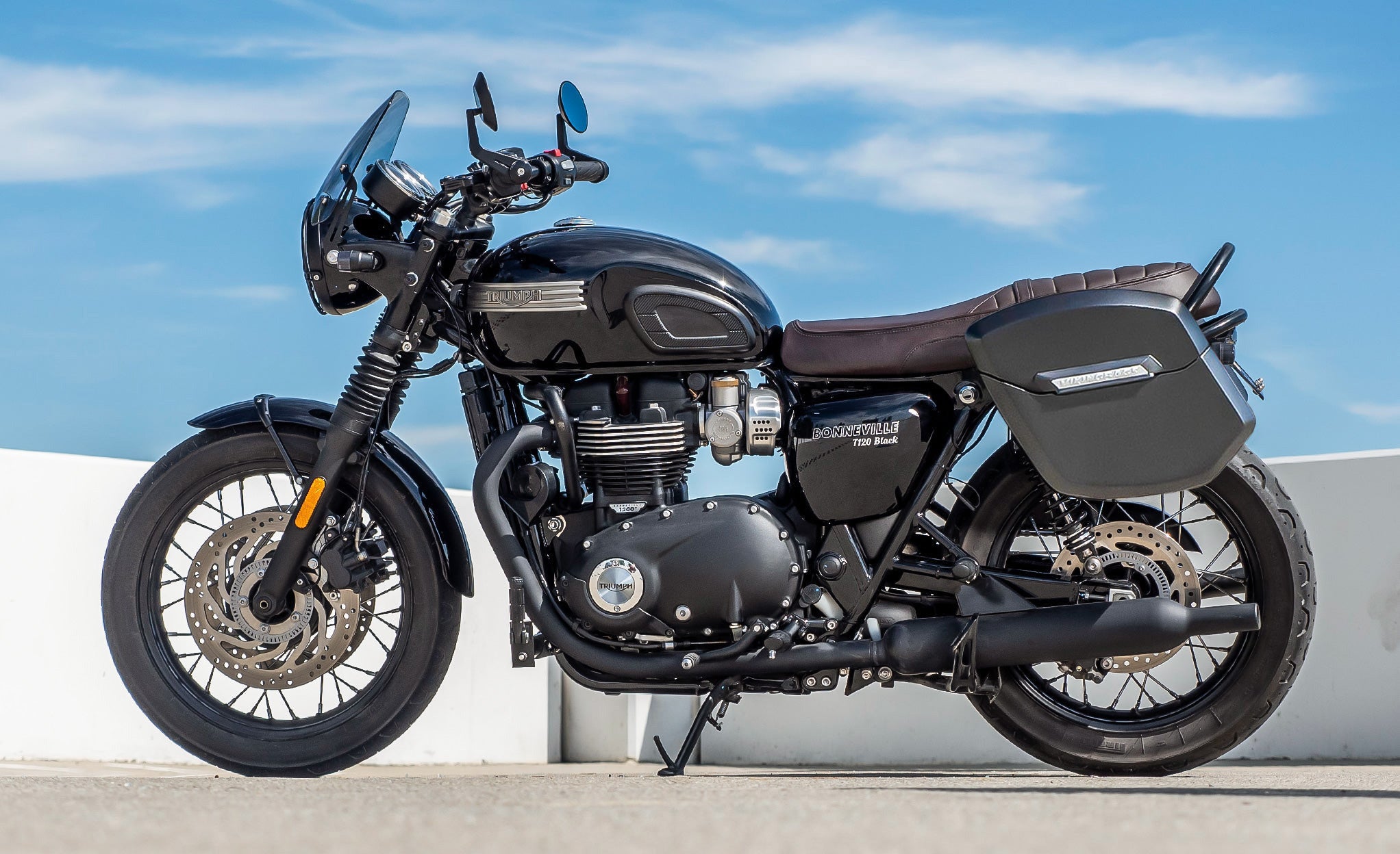 24L - Ironclad Quick-Mount Medium Triumph Bonneville T100 Matte Hard Saddlebags Lifestyle @expand