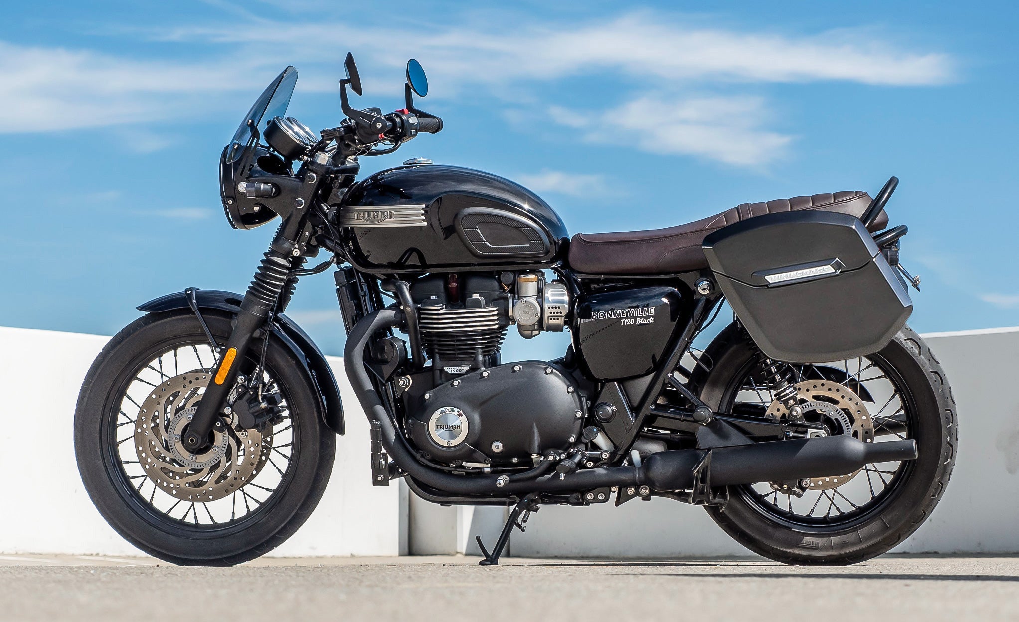 24L - Ironclad Quick-Mount Medium Triumph Bonneville T100 Painted Hard Saddlebags Lifestyle @expand