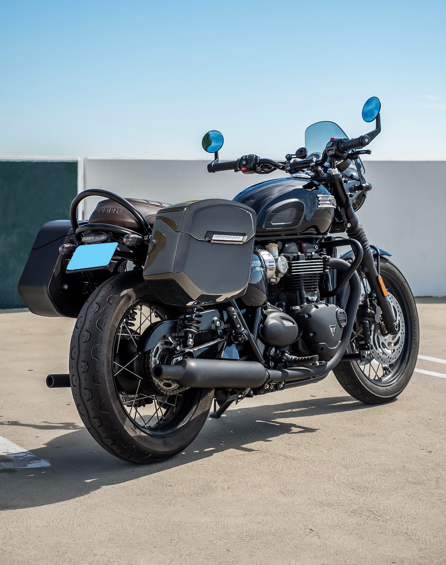 24L - Ironclad Quick-Mount Medium Triumph Bonneville T100 Painted Hard Saddlebags Lifestyle