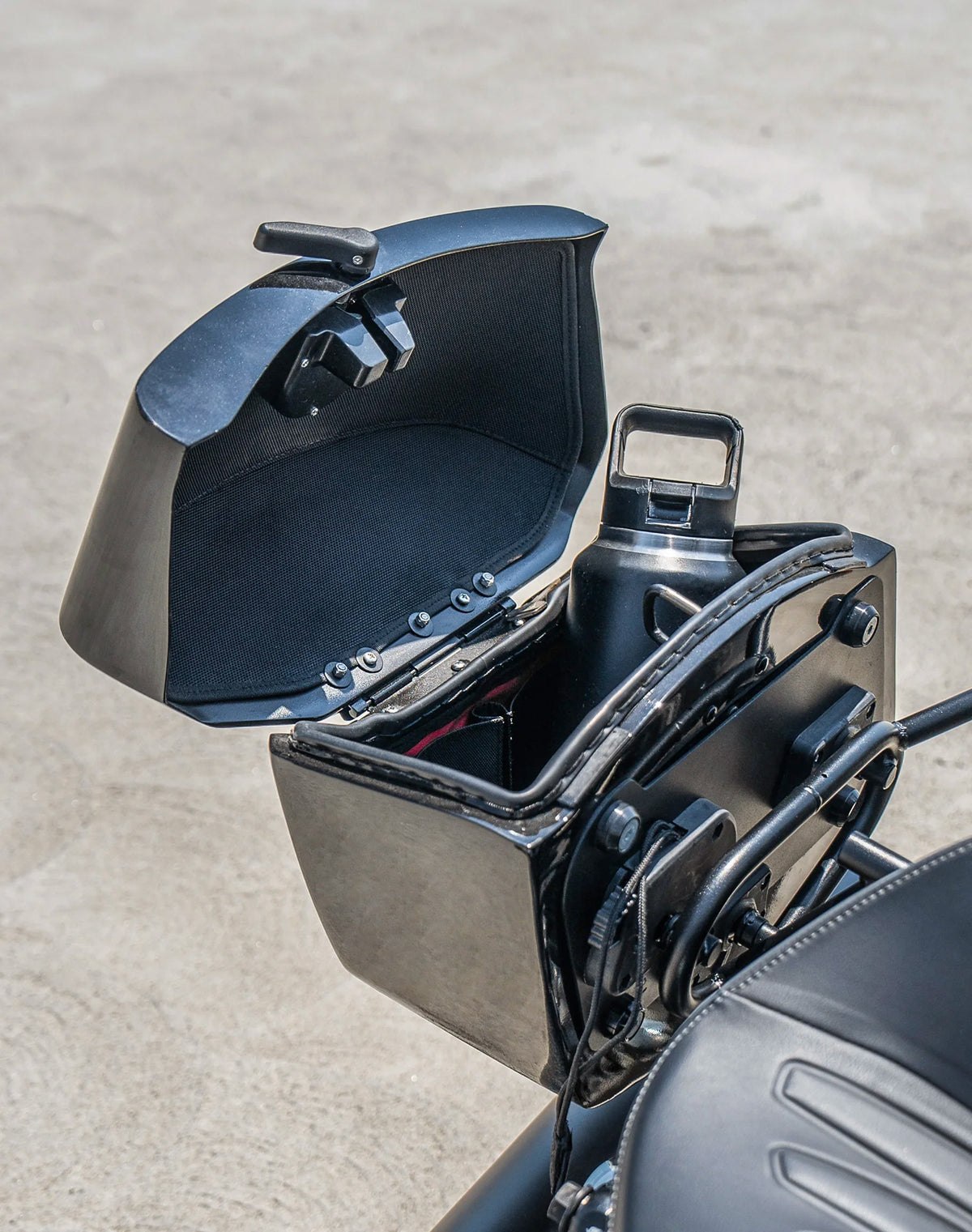 24L - Ironclad Quick-Mount Medium Triumph Bonneville T100 Painted Hard Saddlebags