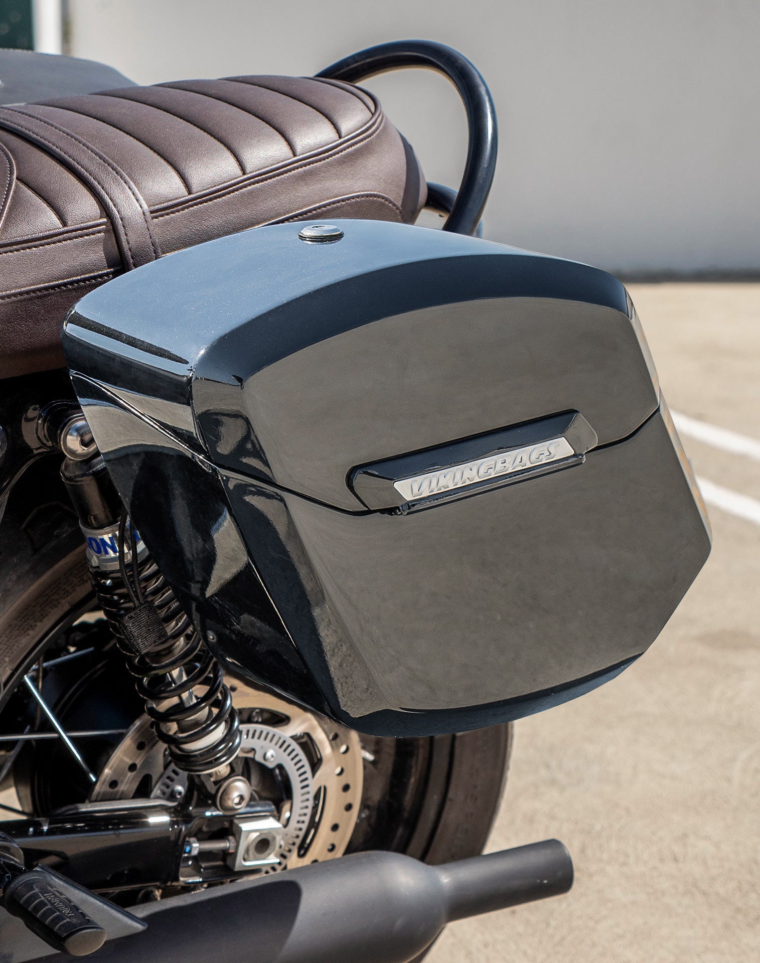 24L - Ironclad Quick-Mount Medium Triumph Bonneville T120 Painted Hard Saddlebags Lifestyle