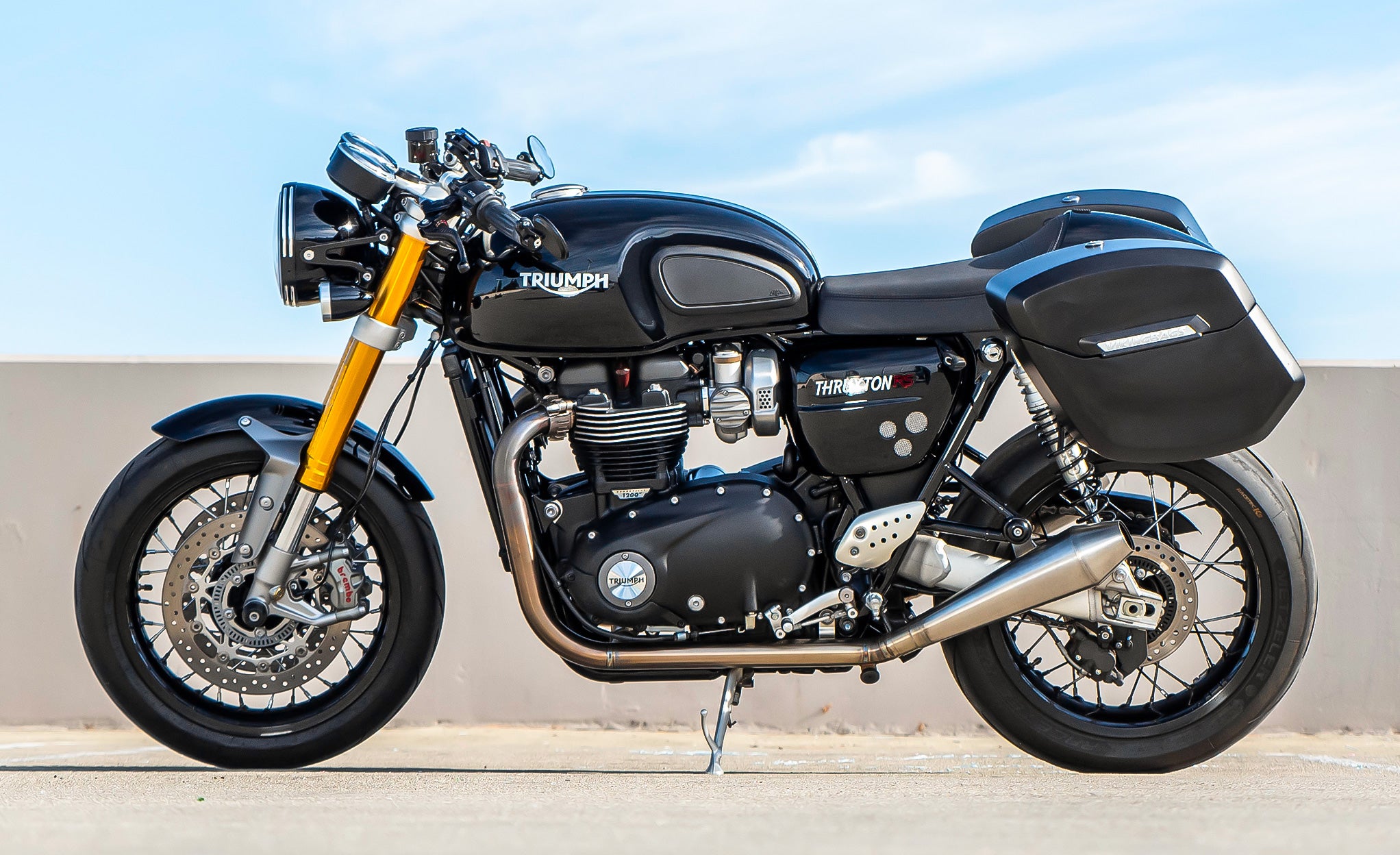24L - Ironclad Quick-Mount Medium Triumph Thruxton RS Matte Hard Saddlebags Life Style Photo @expand