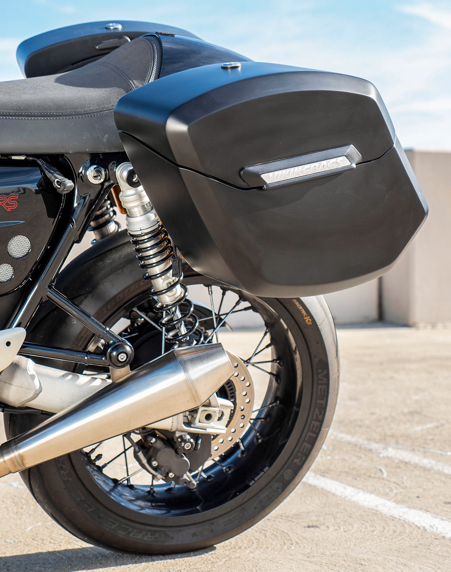 24L - Ironclad Quick-Mount Medium Triumph Thruxton RS Matte Hard Saddlebags Life style 2