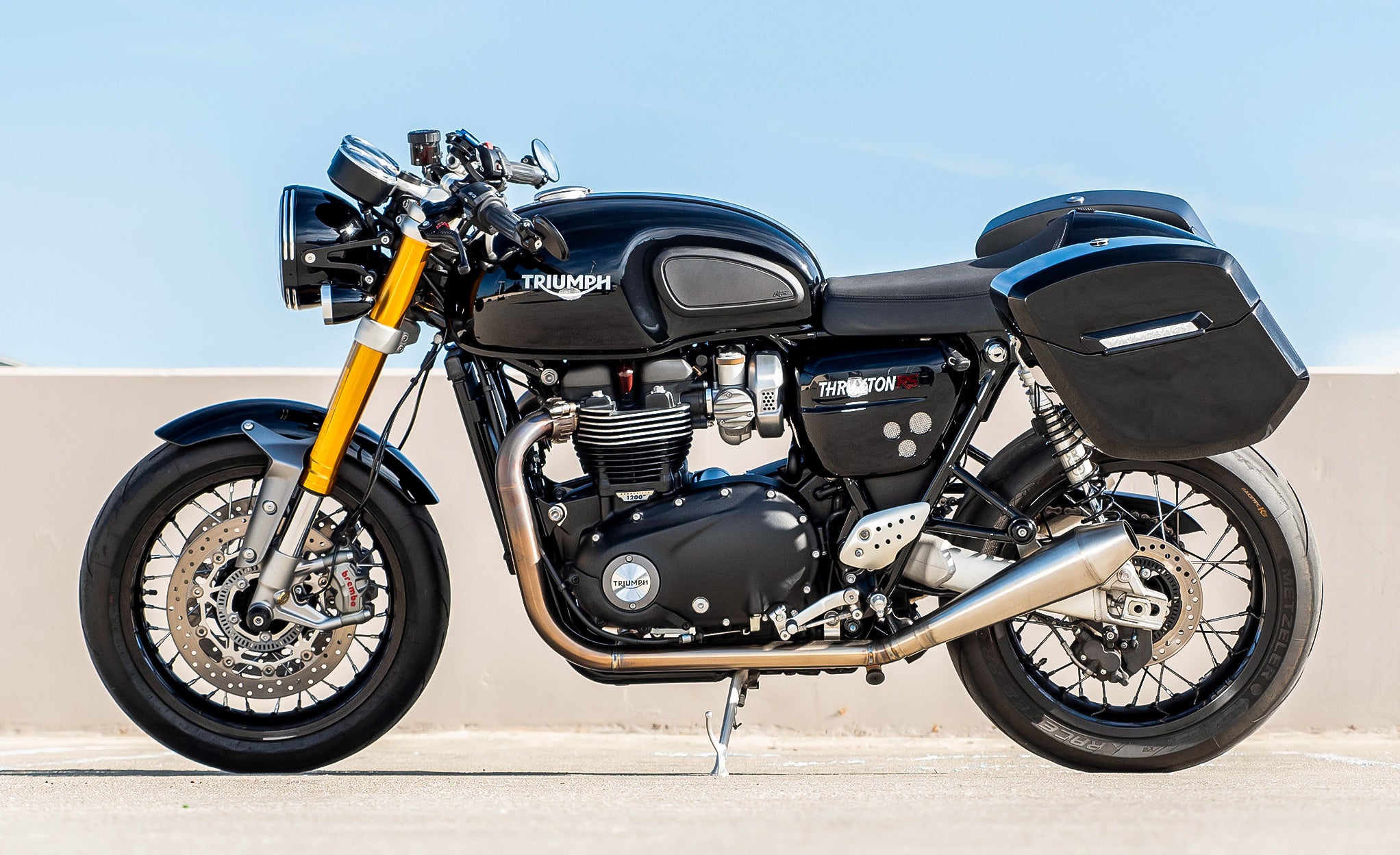 24L - Ironclad Quick-Mount Medium Triumph Thruxton RS Painted Hard Saddlebags Life Style Photo @expand