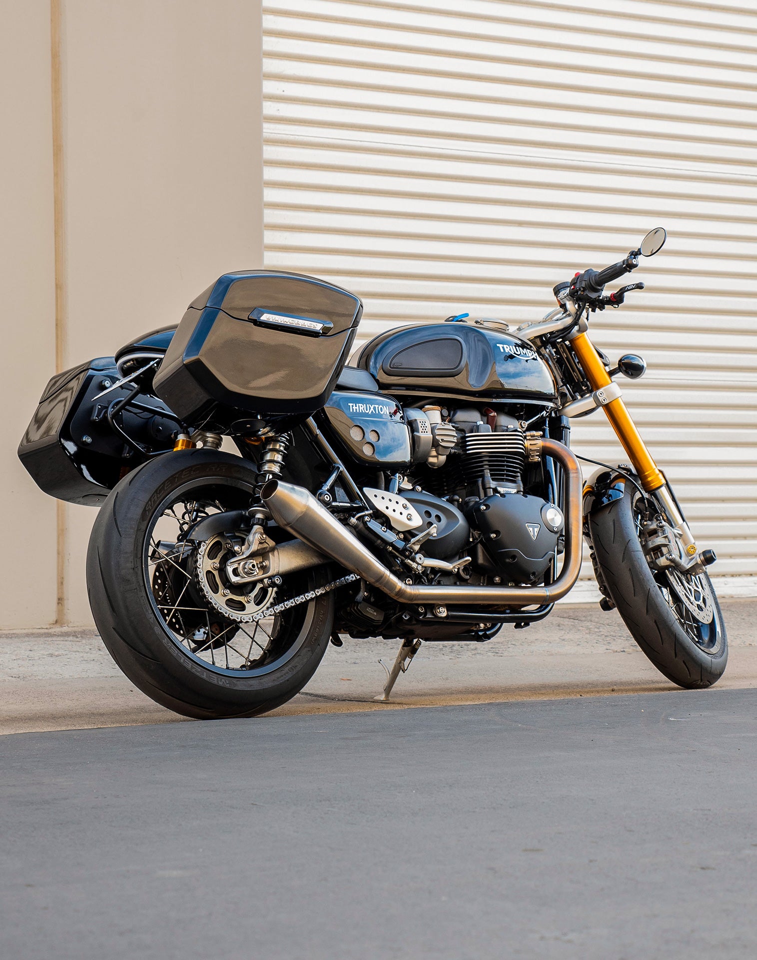 24L - Ironclad Quick-Mount Medium Triumph Thruxton RS Painted Hard Saddlebags Life style 1