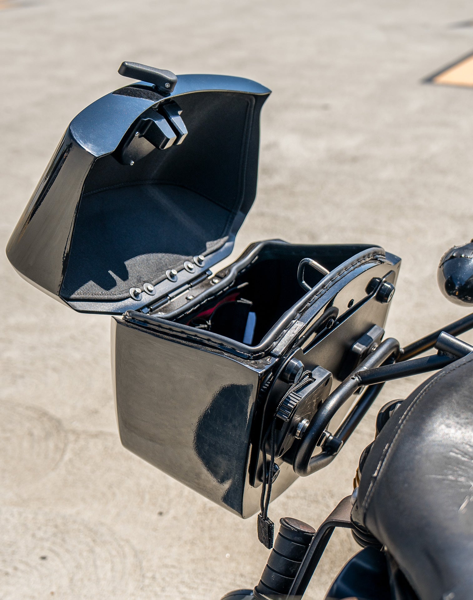 24L - Ironclad Quick-Mount Medium Yamaha Bolt Specific Painted Hard Saddlebags Life style 4