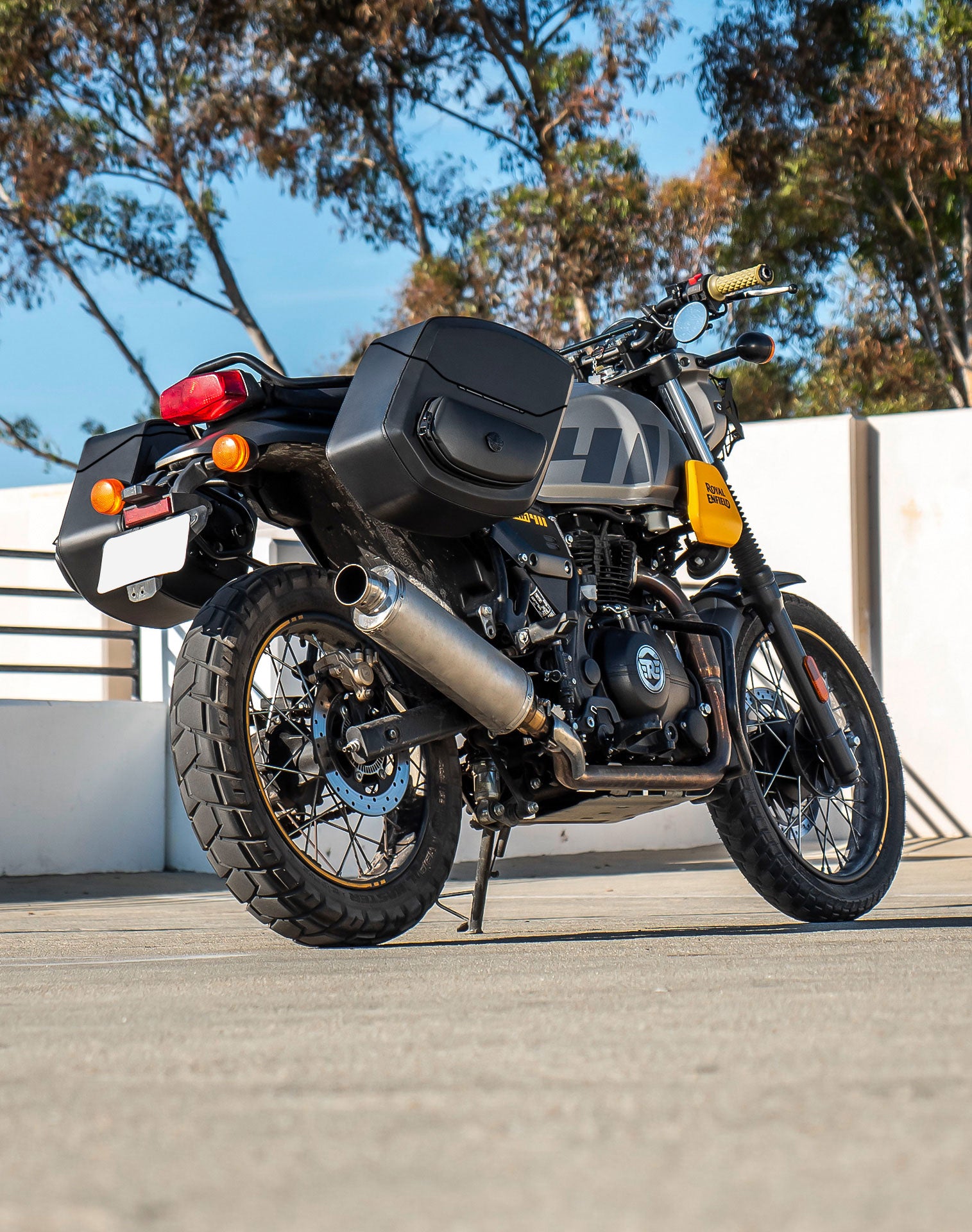 24L - Ironclad Quick-Mount Medium Royal Enfield Scram 411 Leather Wrapped Hard Saddlebags Life Style 1