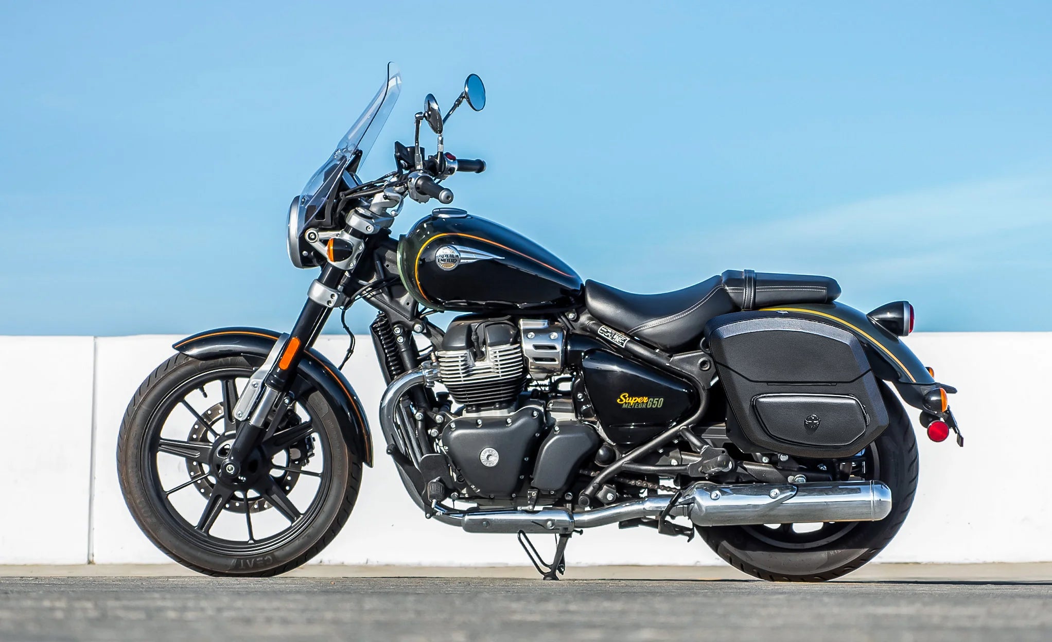 24L - Ironclad Quick-Mount Medium Royal Enfield Super Meteor 650 Leather Wrapped Hard Saddlebags Life Style Photo @expand