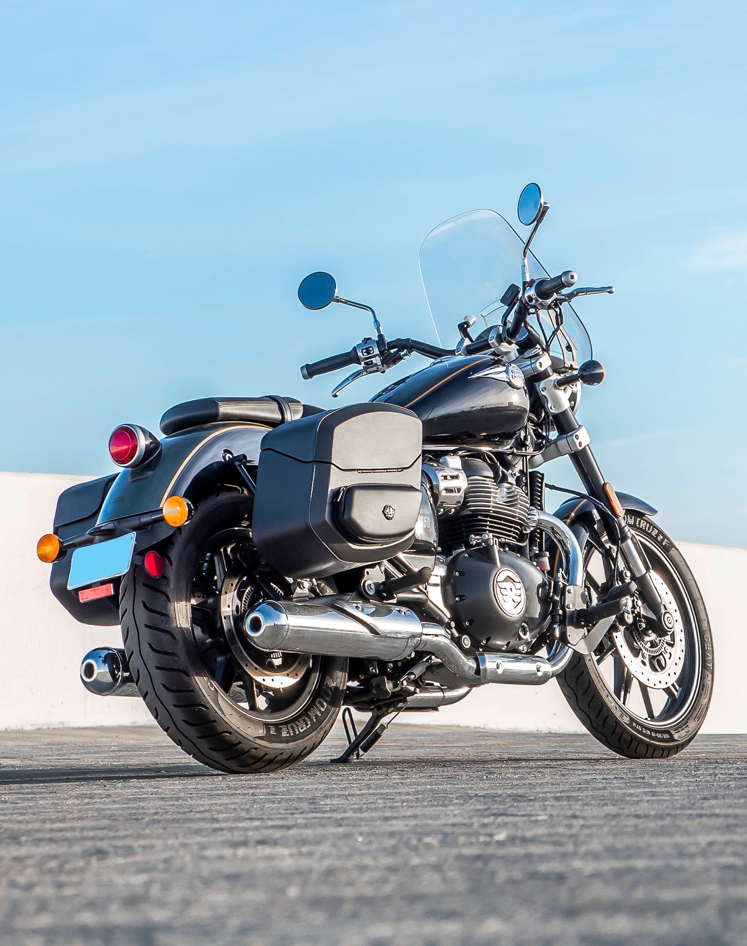 24L - Ironclad Quick-Mount Medium Royal Enfield Super Meteor 650 Leather Wrapped Hard Saddlebags Life Style 1