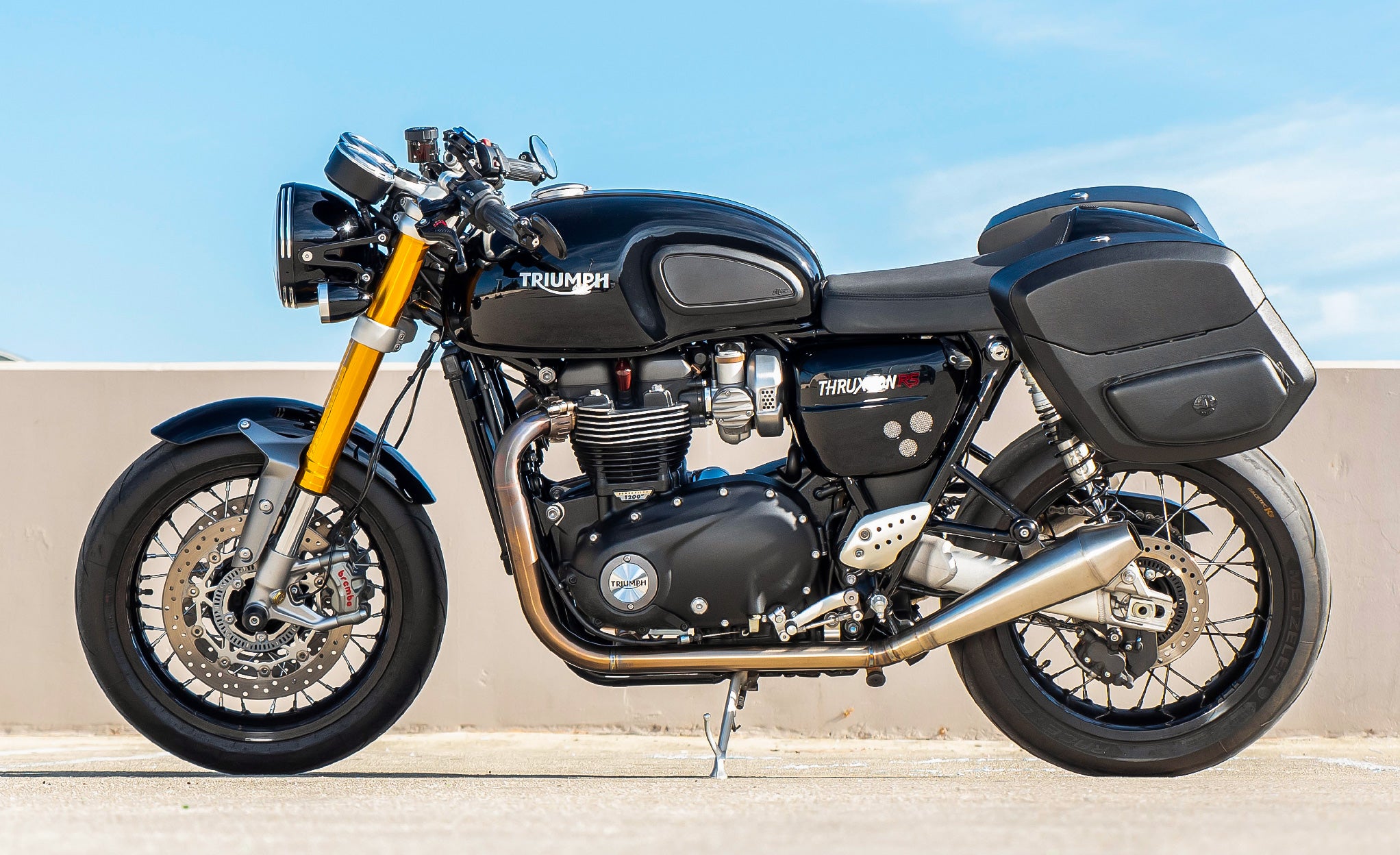 24L - Ironclad Quick-Mount Medium Triumph Thruxton RS Leather Wrapped Hard Saddlebags Life Style Photo @expand