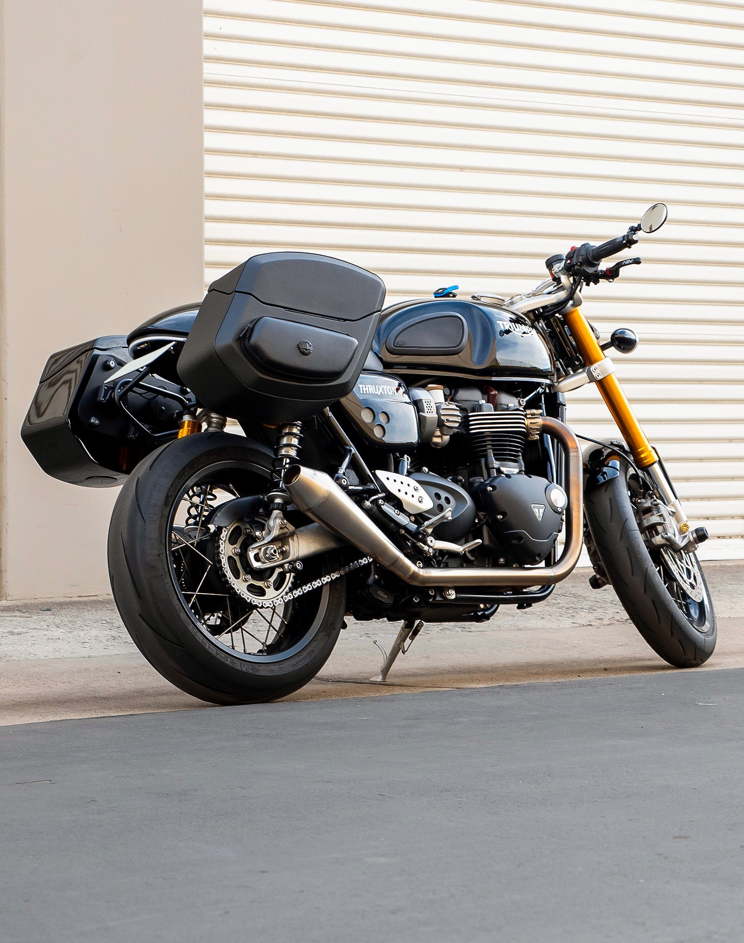 24L - Ironclad Quick-Mount Medium Triumph Thruxton RS Leather Wrapped Hard Saddlebags Life Style 1