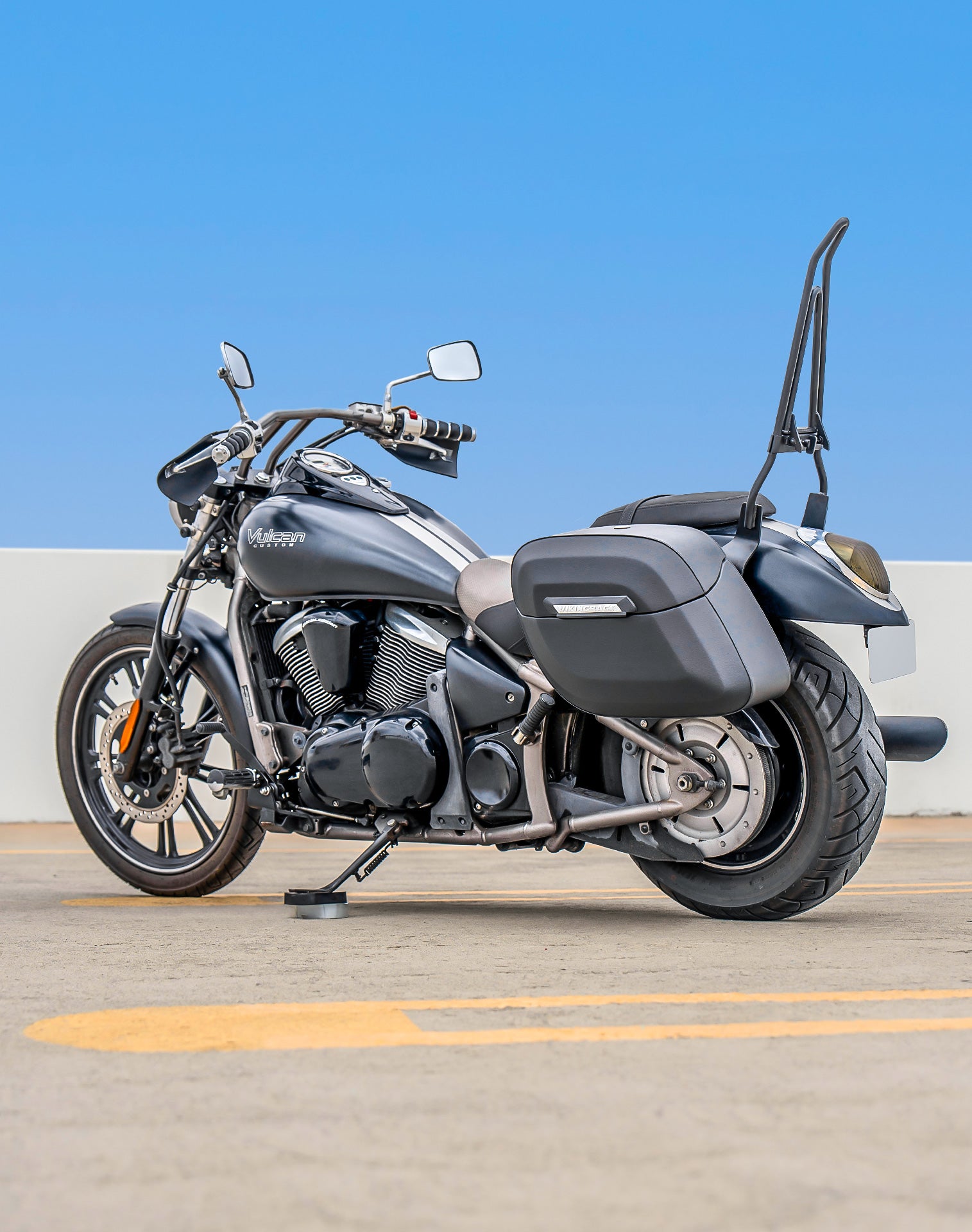 40L - Lamellar Raven Extra Large Kawasaki Vulcan 900 Custom VN900C Leather Covered Motorcycle Hard Saddlebags Lifestyle