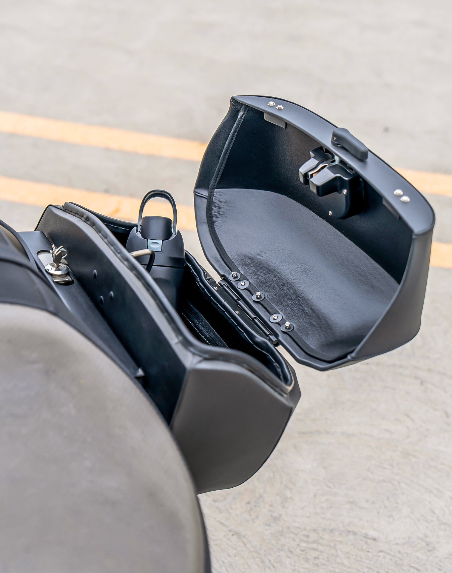40L - Lamellar Raven Extra Large Kawasaki Vulcan 900 Custom VN900C Leather Covered Motorcycle Hard Saddlebags Lifestyle