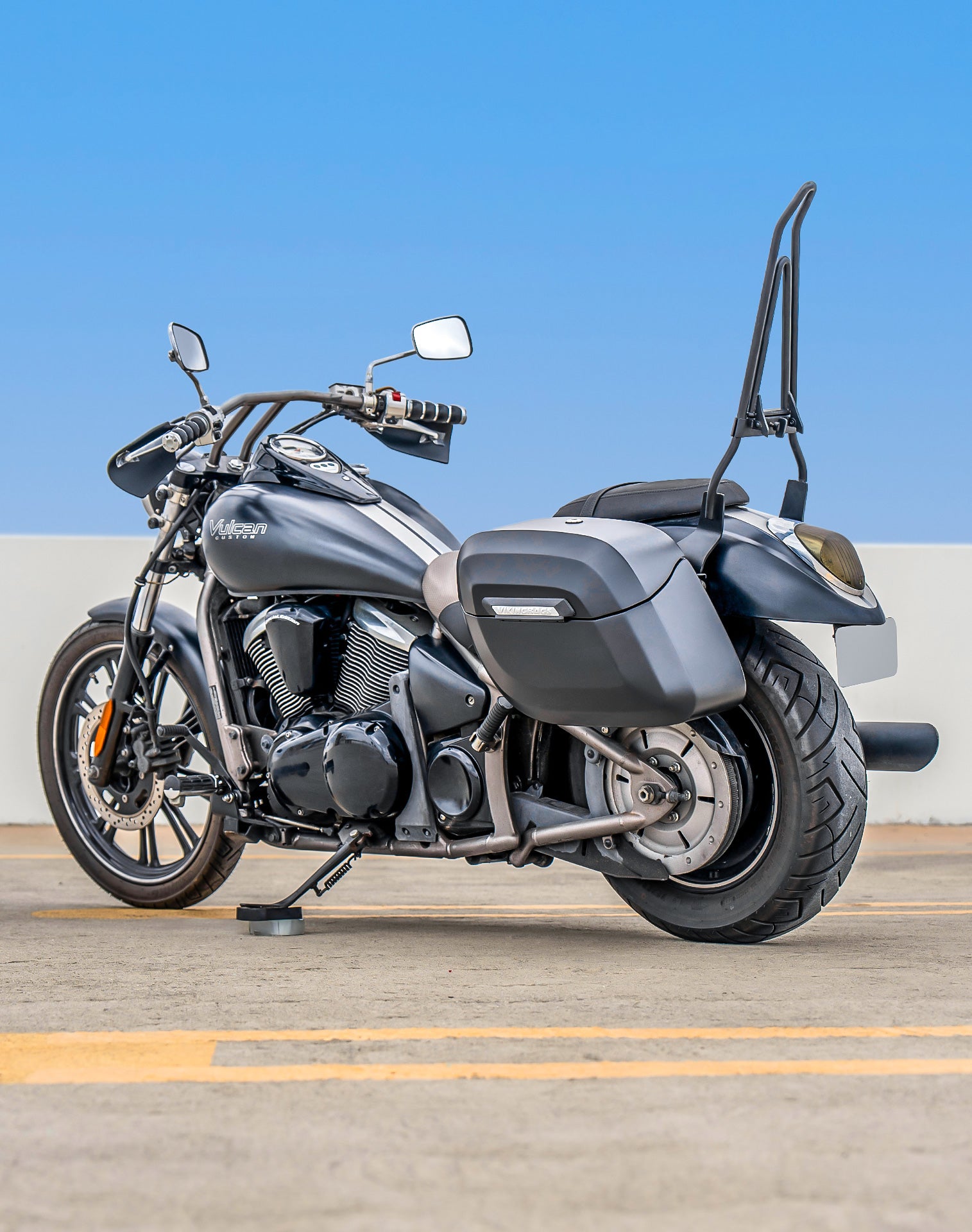 40L - Lamellar Raven Extra Large Kawasaki Vulcan 900 Custom VN900C Matte Motorcycle Hard Saddlebags Lifestyle