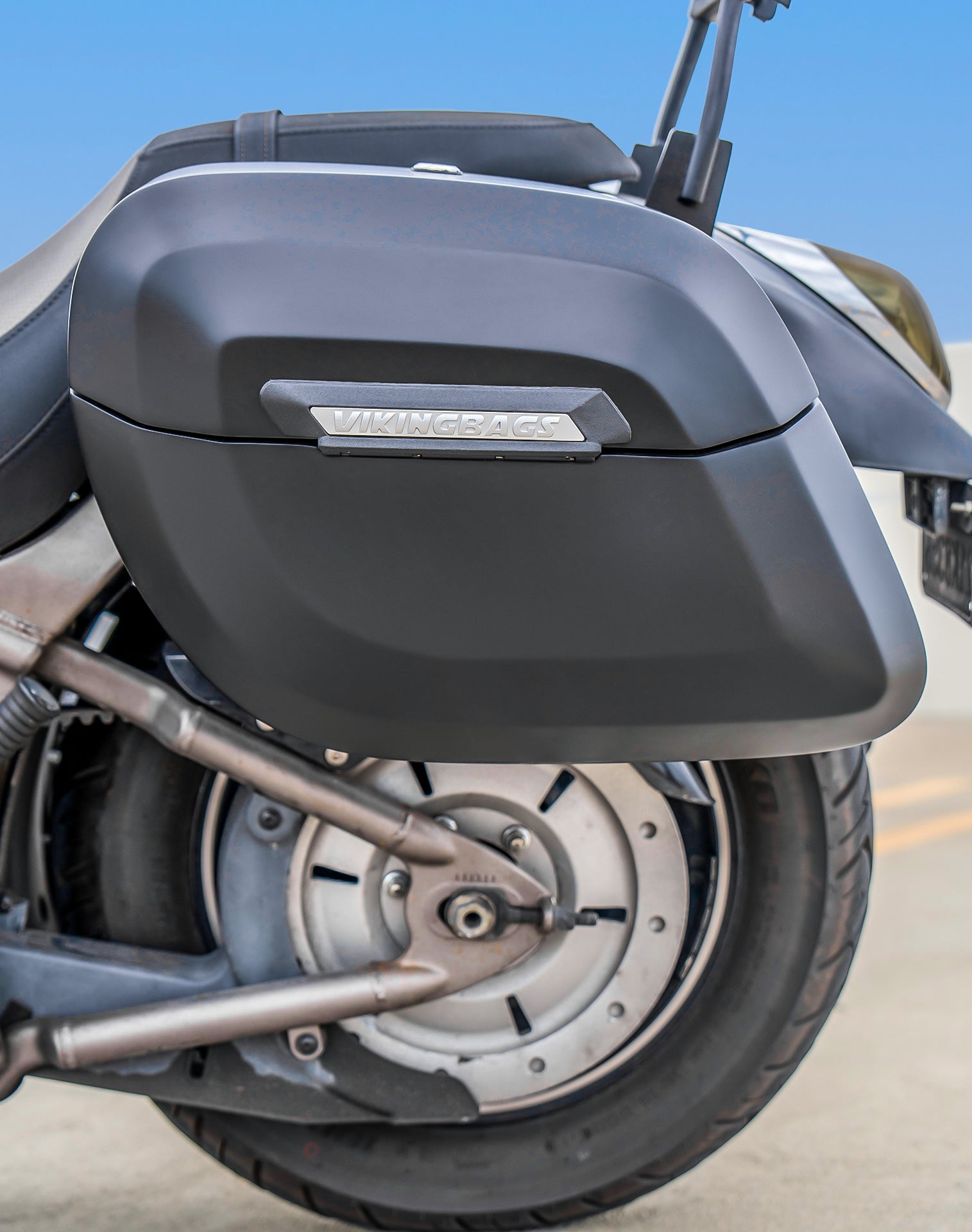 40L - Lamellar Raven Extra Large Kawasaki Vulcan 900 Custom VN900C Matte Motorcycle Hard Saddlebags Lifestyle