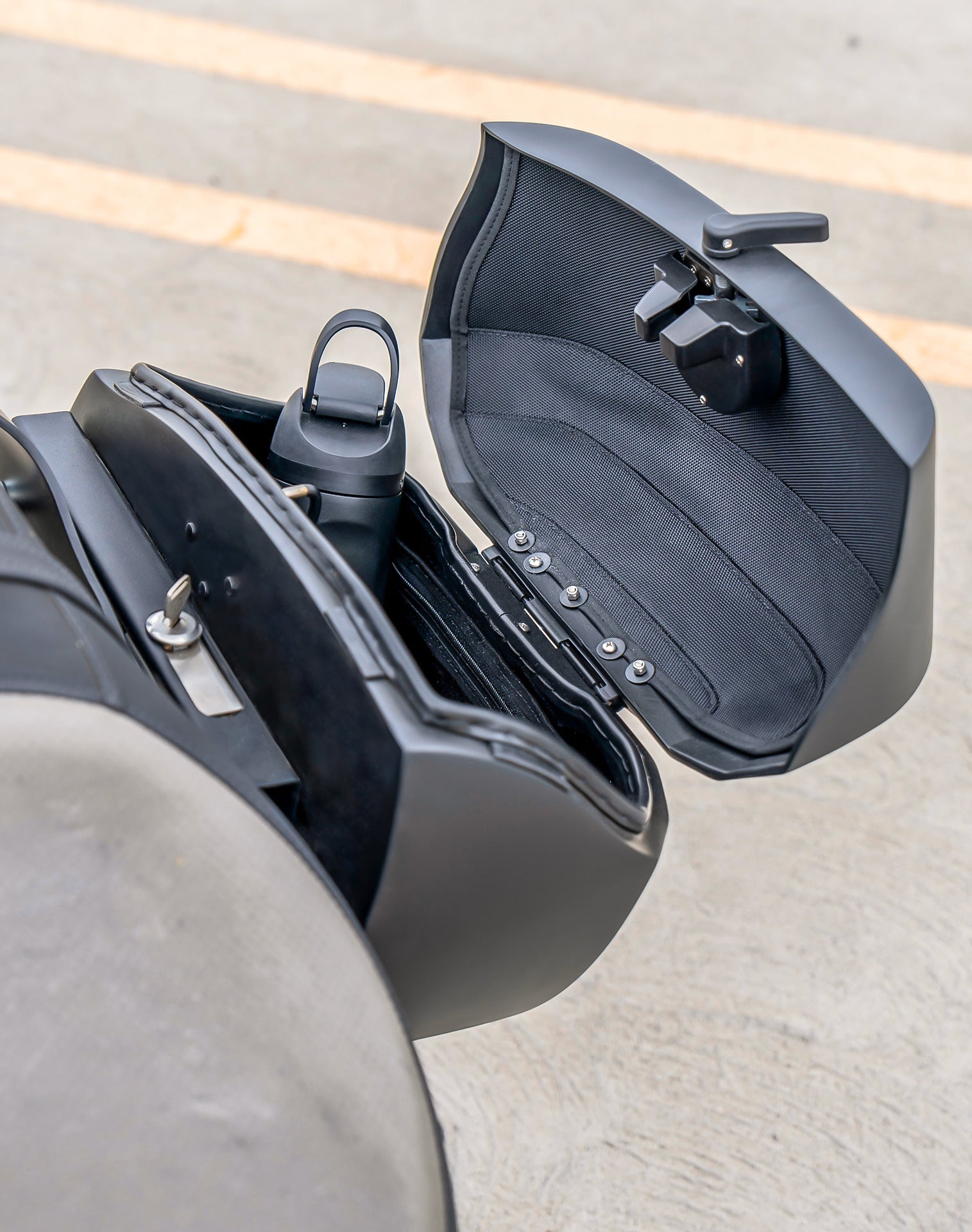 40L - Lamellar Raven Extra Large Kawasaki Vulcan 900 Custom VN900C Matte Motorcycle Hard Saddlebags Lifestyle
