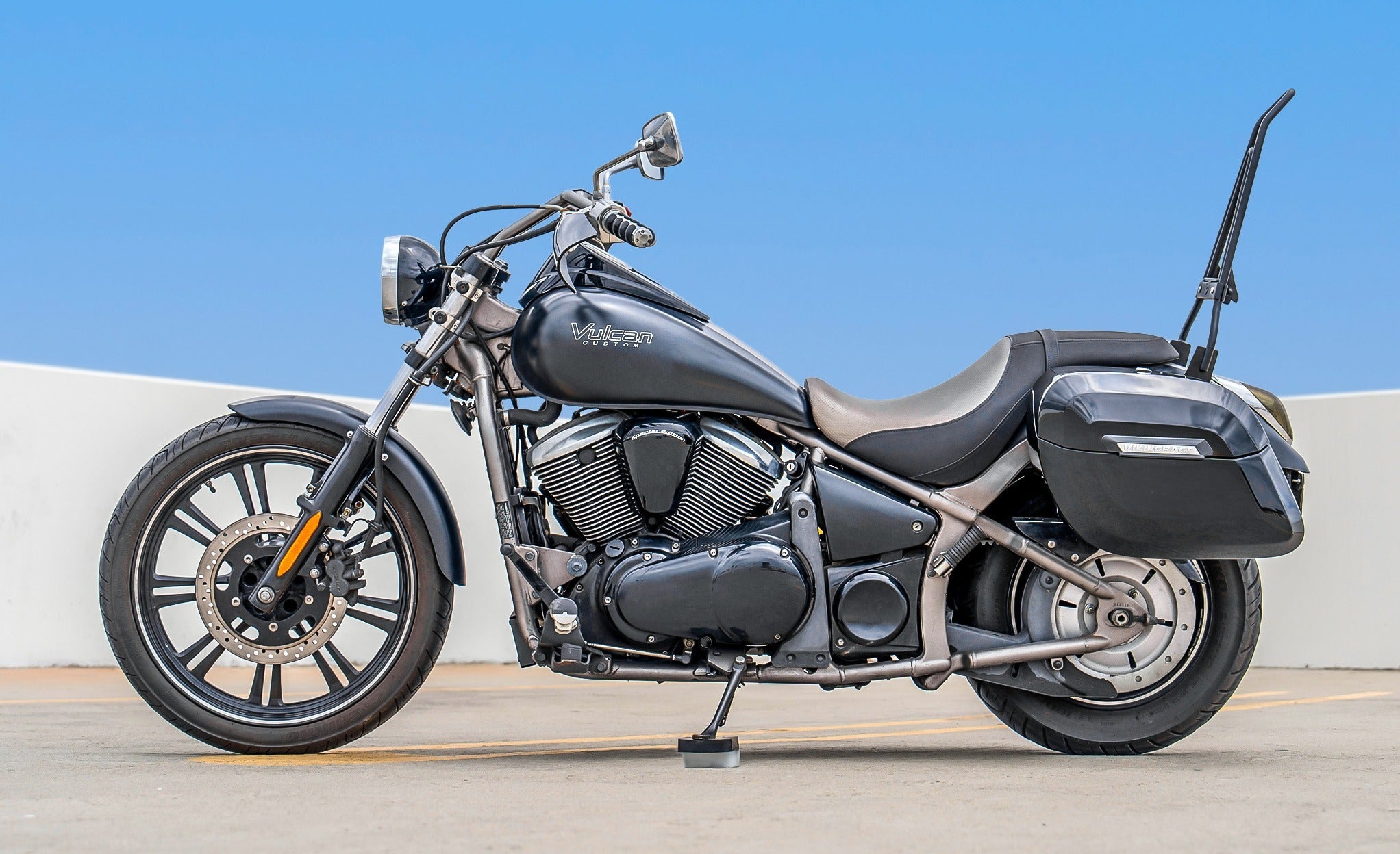 40L - Lamellar Raven Extra Large Kawasaki Vulcan 900 Custom VN900C Painted Motorcycle Hard Saddlebags Lifestyle @expand