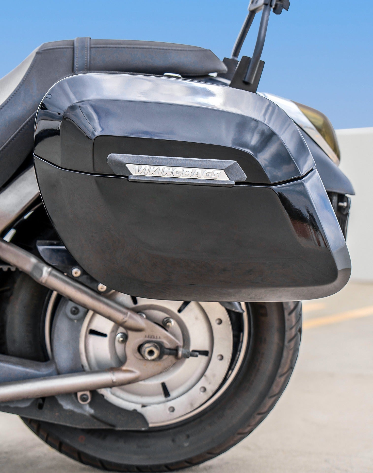 40L - Lamellar Raven Extra Large Kawasaki Vulcan 900 Custom VN900C Painted Motorcycle Hard Saddlebags Lifestyle