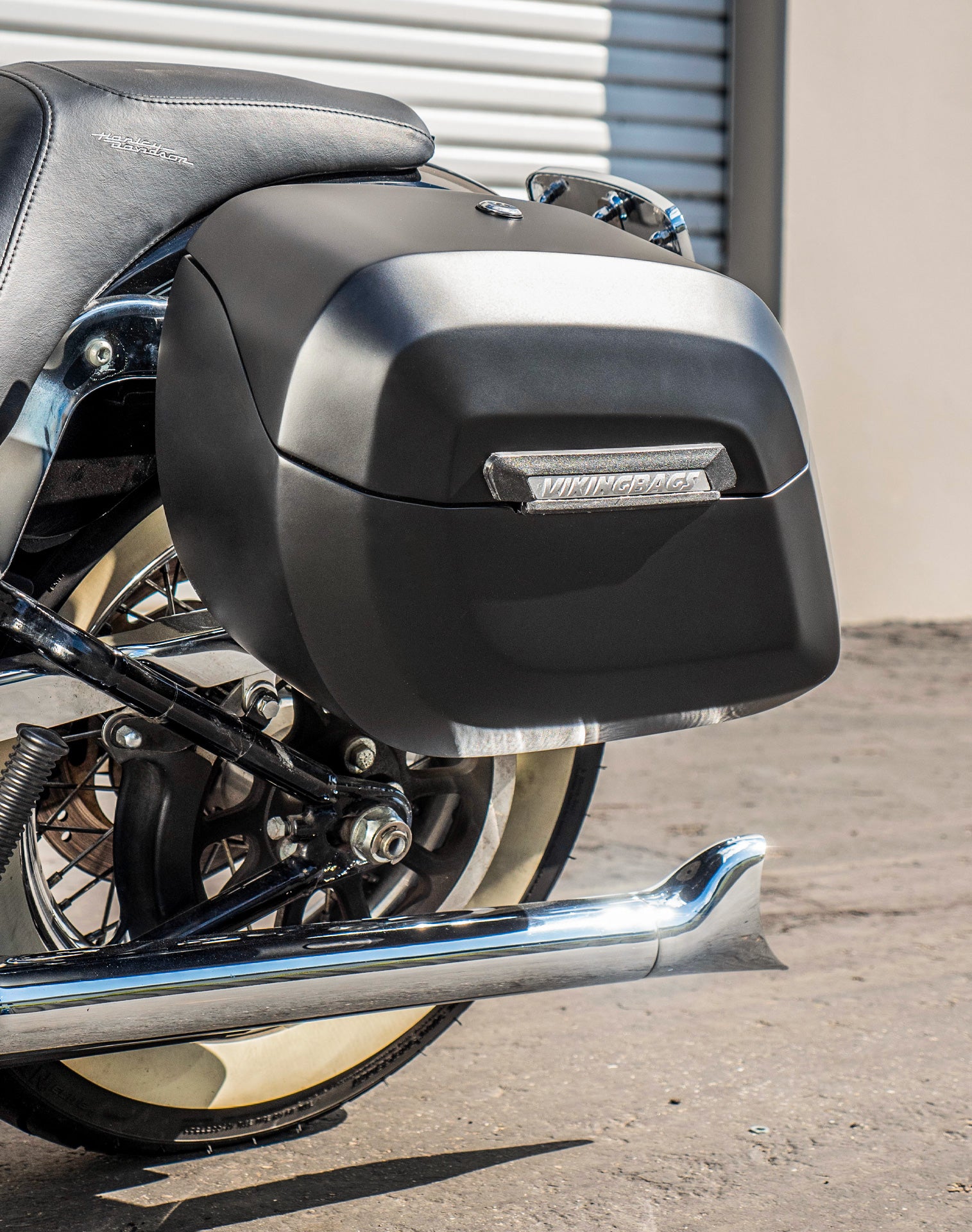 40L - Lamellar Raven Extra Large Matte Motorcycle Hard Saddlebags for Harley Softail Deluxe FLSTN/I v3
