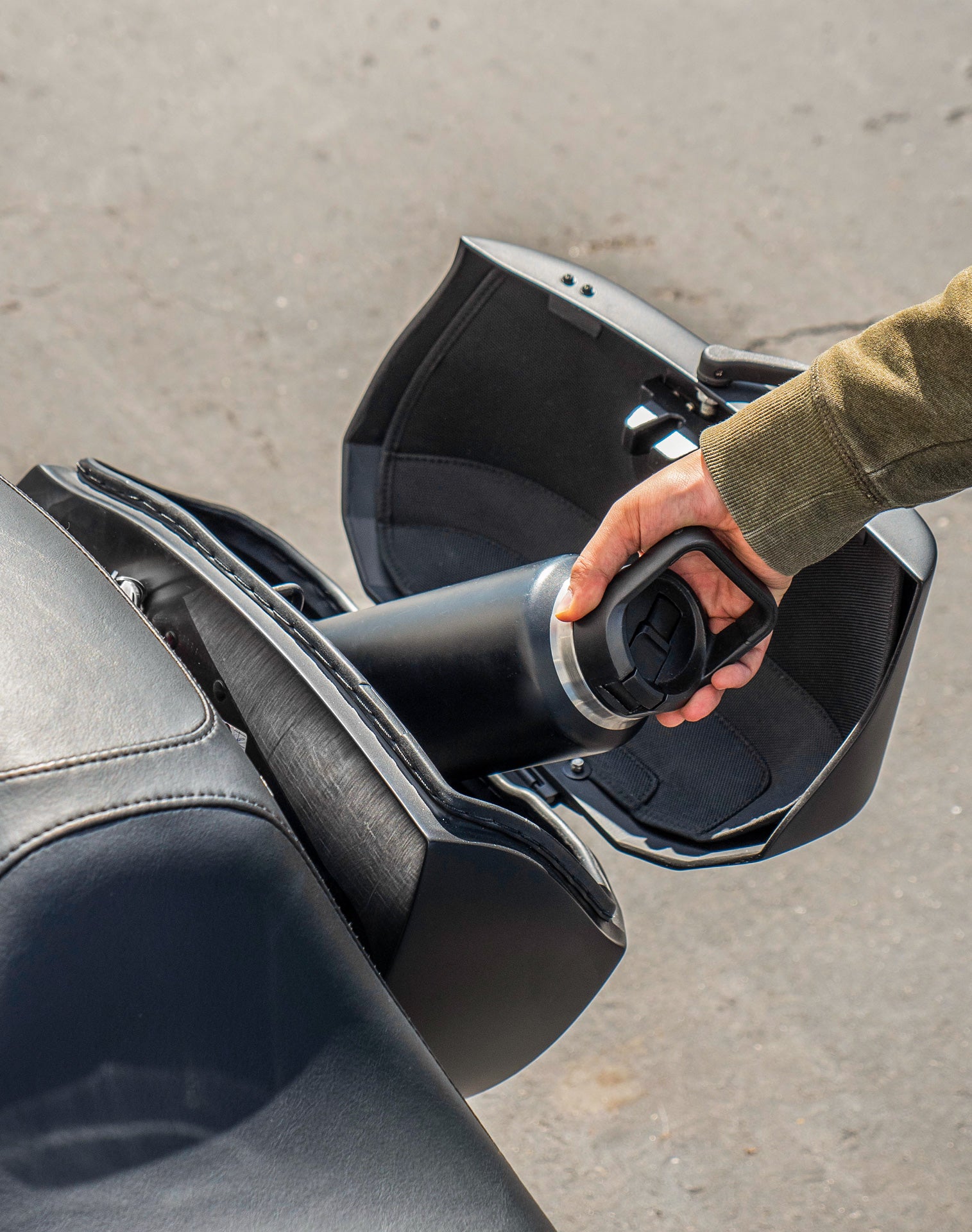 40L - Lamellar Raven Extra Large Matte Motorcycle Hard Saddlebags for Harley Softail Deluxe FLSTN/I v4