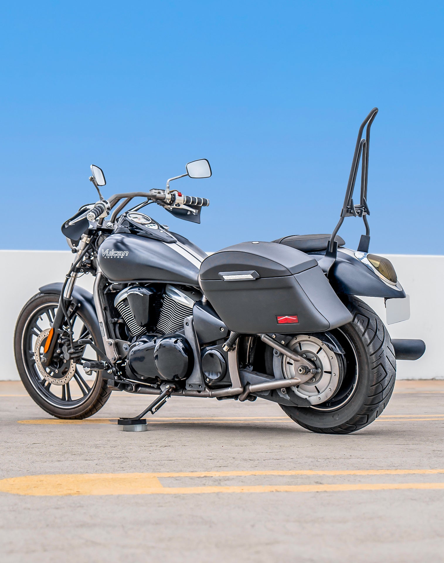 44L - Lamellar Stallion Extra Large Kawasaki Vulcan 900 Custom VN900C Leather Covered Motorcycle Hard Saddlebags Lifestyle