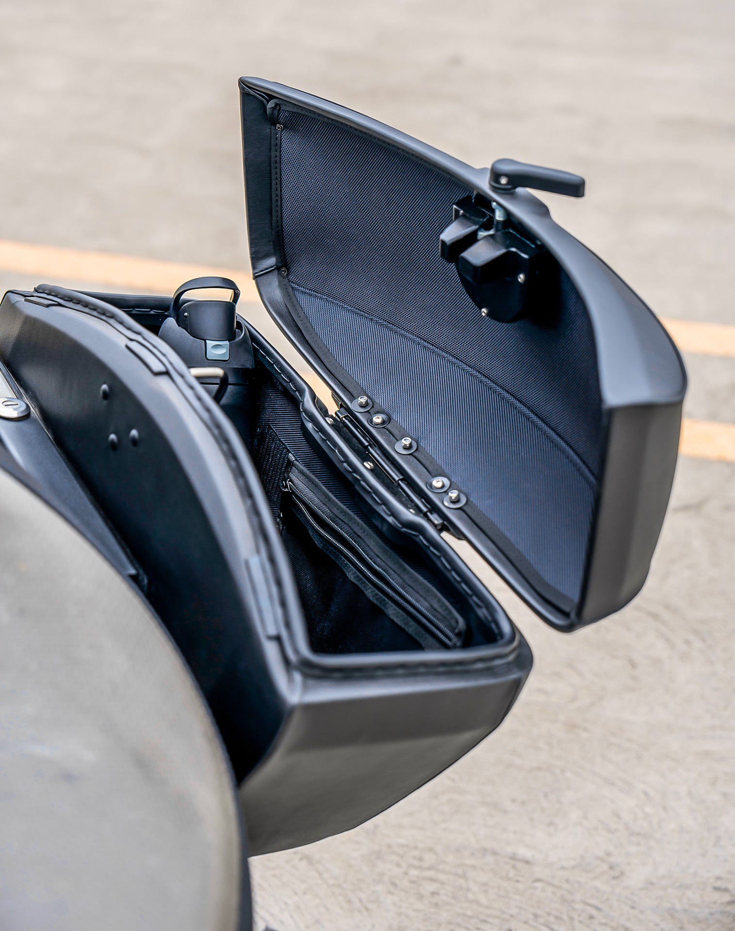 44L - Lamellar Stallion Extra Large Kawasaki Vulcan 900 Custom VN900C Leather Covered Motorcycle Hard Saddlebags Lifestyle