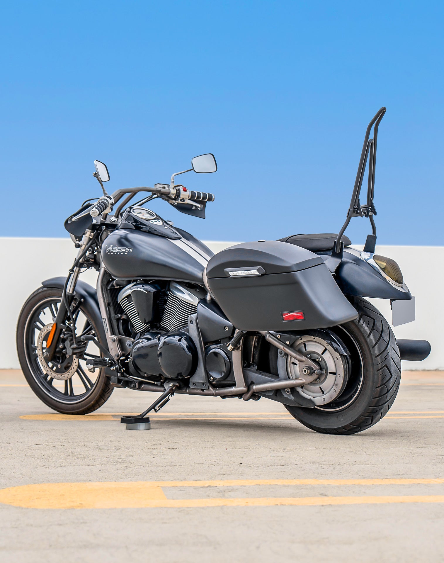 44L - Lamellar Stallion Extra Large Kawasaki Vulcan 900 Custom VN900C Matte Motorcycle Hard Saddlebags Lifestyle