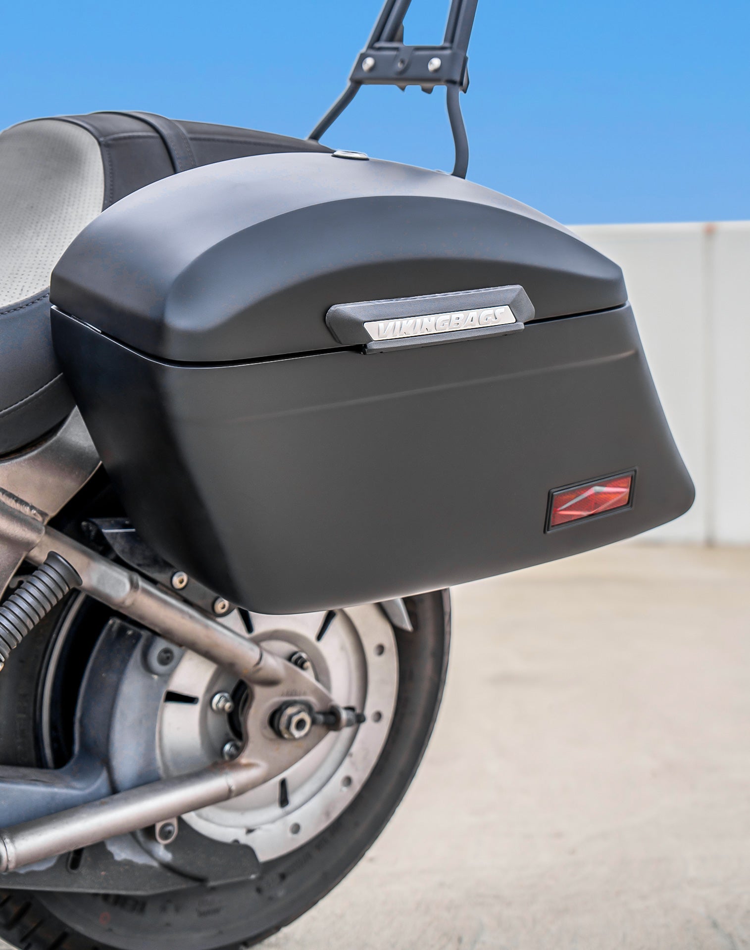 44L - Lamellar Stallion Extra Large Kawasaki Vulcan 900 Custom VN900C Matte Motorcycle Hard Saddlebags Lifestyle