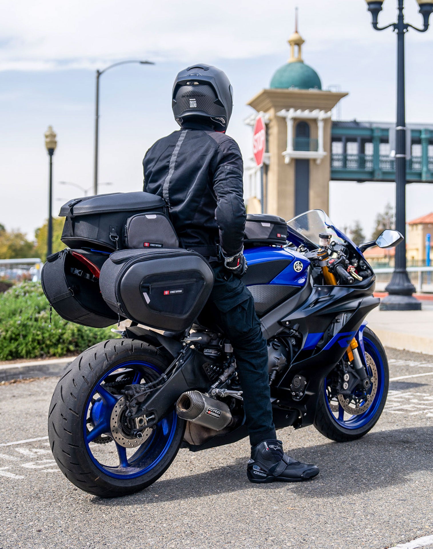 33L - Momentum Extra Large Street/Sportbike Tail Bag Vertical 1