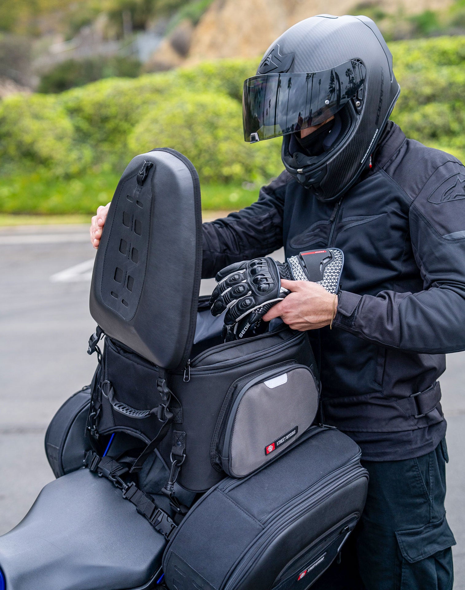 33L - Momentum Extra Large Street/Sportbike Tail Bag Vertical 2