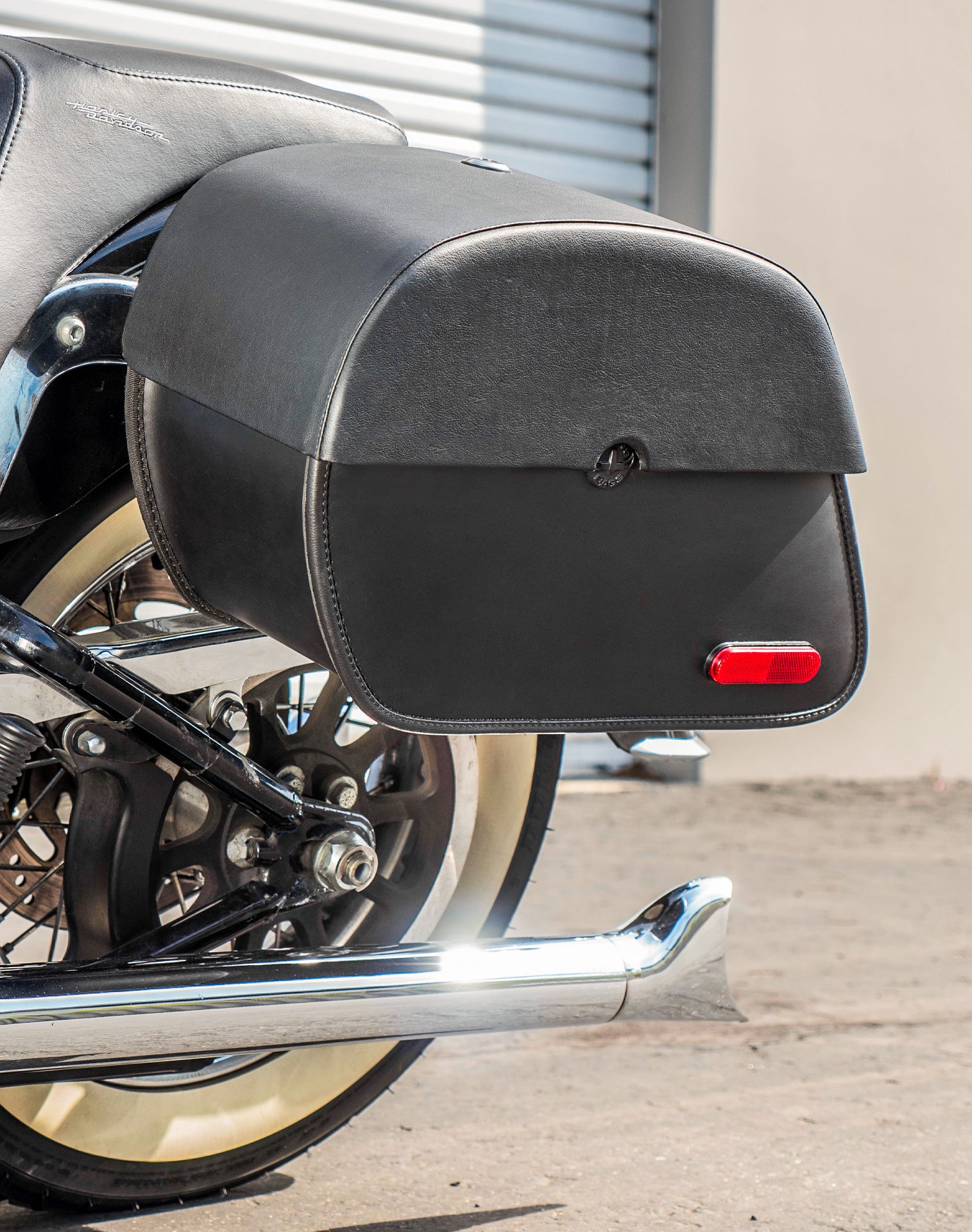 28L - Panzer Medium Motorcycle Saddlebags for Harley Davidson Softail Deluxe FLSTN/I v2