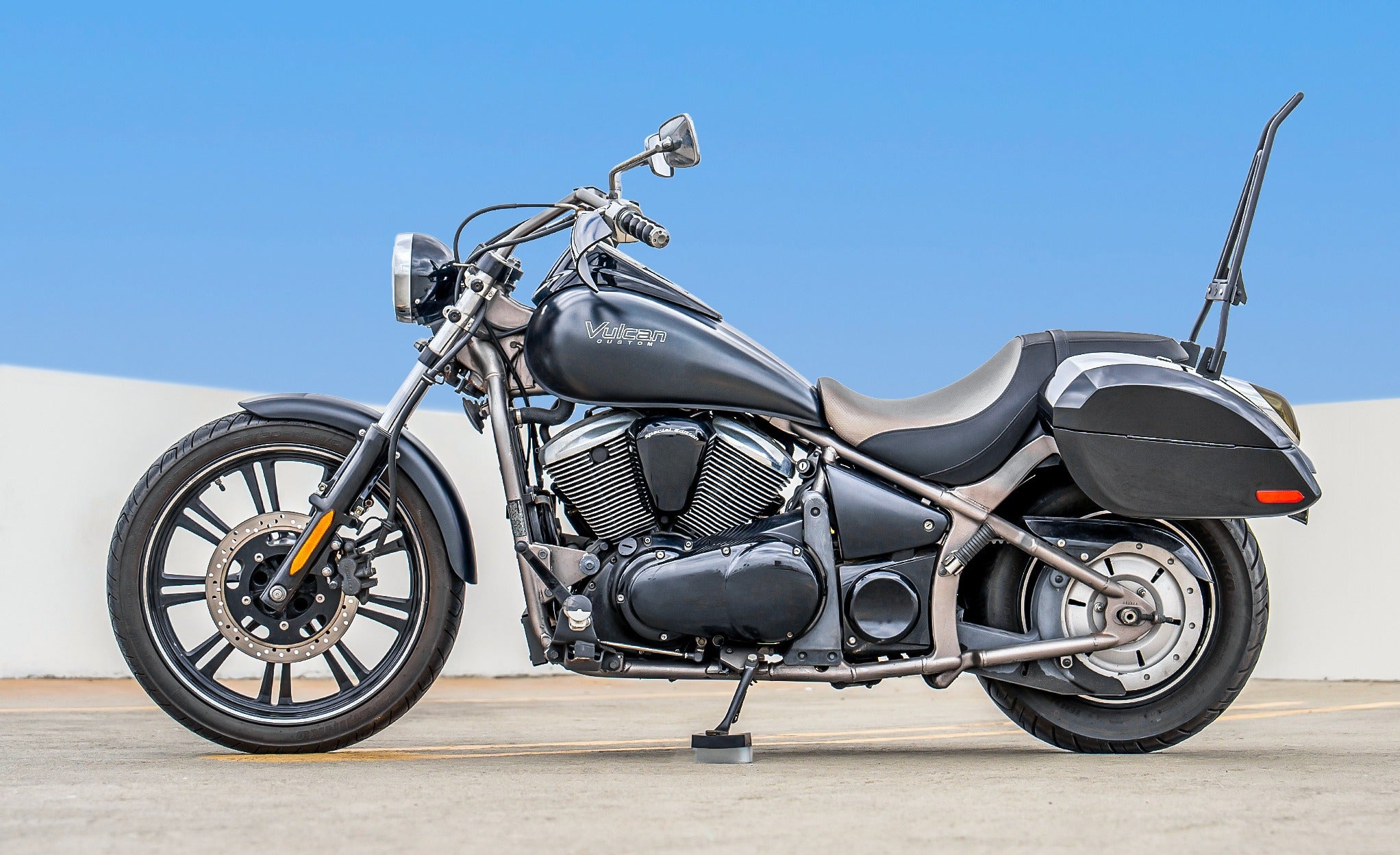 28L - Phantom Large Kawasaki Vulcan 900 Custom VN900C Painted Motorcycle Hard Saddlebags Lifestyle @expand