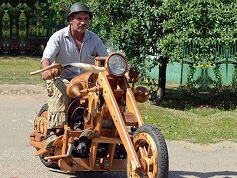 Istvan Puskas Introduces Wood Made Motorcycle