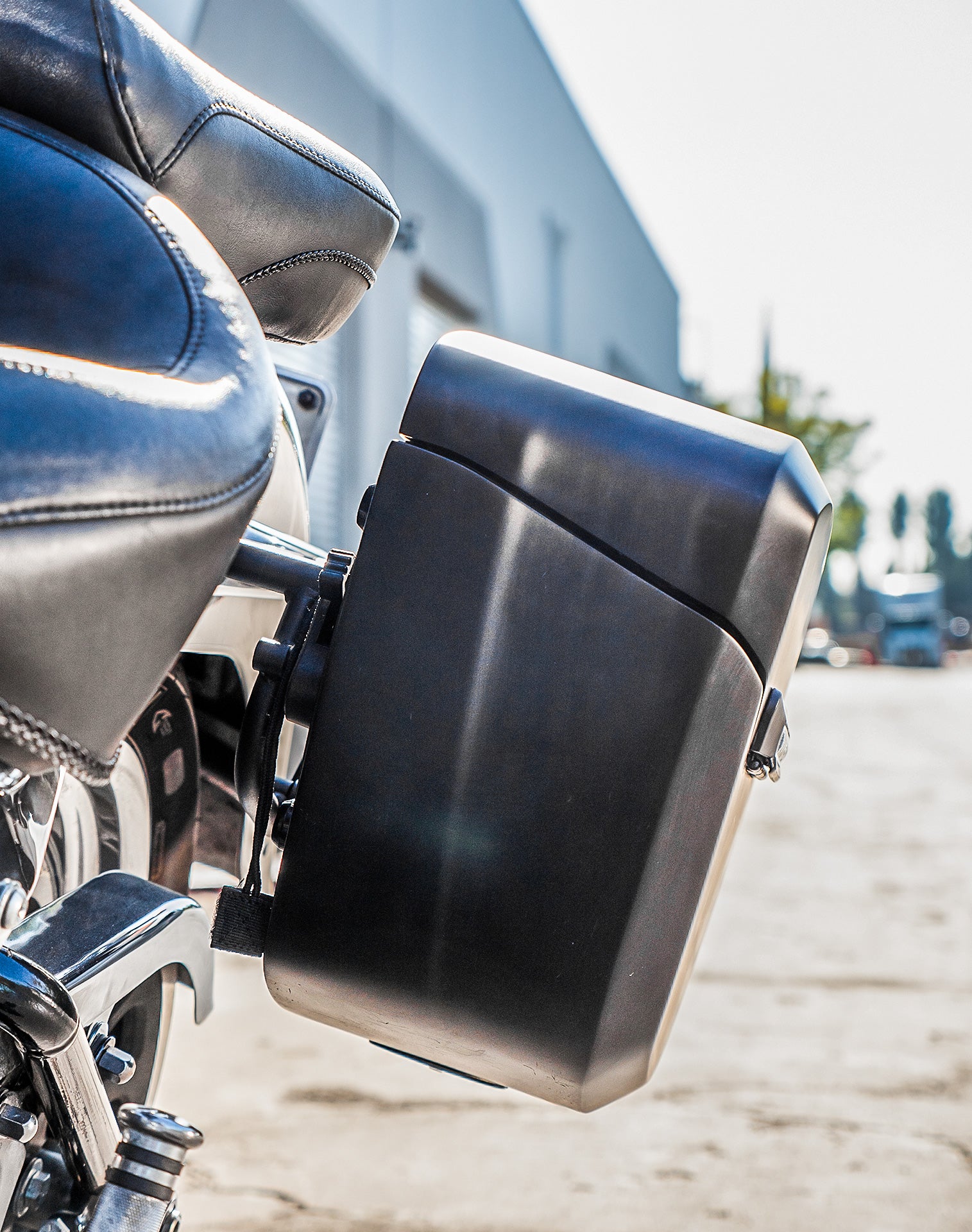 12L - Ironclad Quick Mount Medium Harley Softail Fat Boy Lo FLSTFB Matte Hard Solo Saddlebag (Left Only) v3