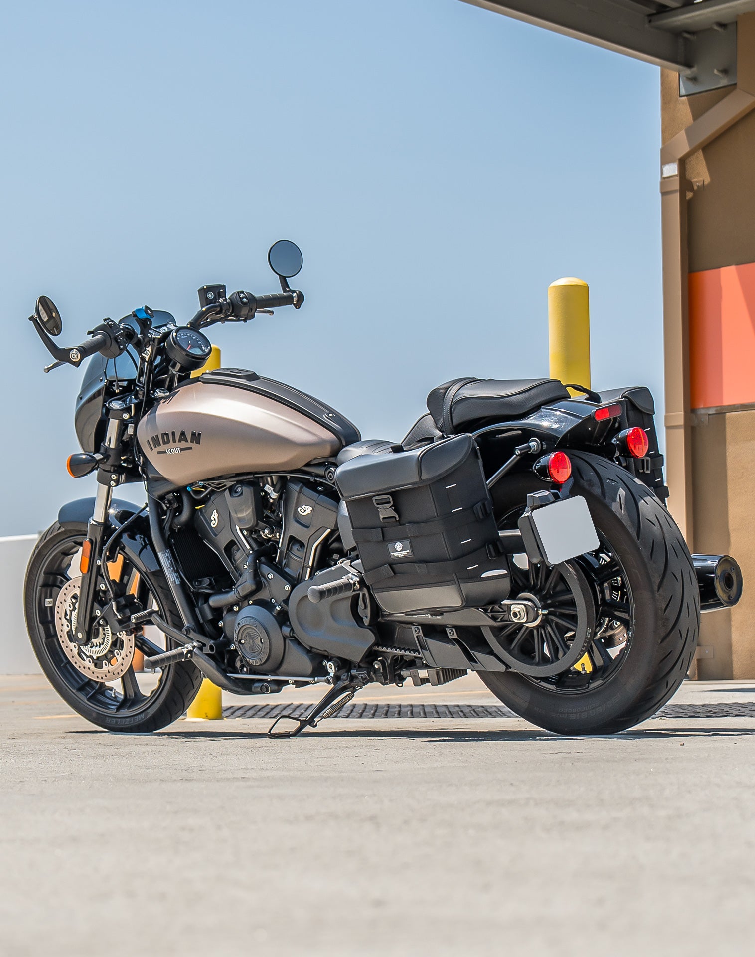 15L - Incognito Quick-Mount Medium Indian Scout Sixty Bobber Solo Saddlebag (Left Only) Life style