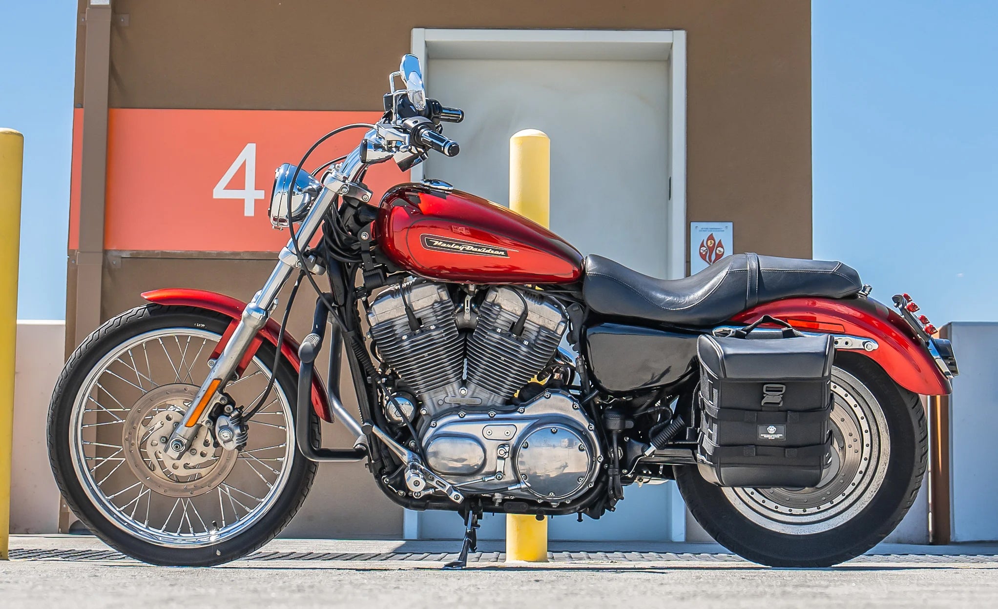 15L - Incognito Quick Mount Medium Solo Motorcycle Saddlebag (Left Only) for Harley Sportster 883 Custom XL883C/XLH883C @expand