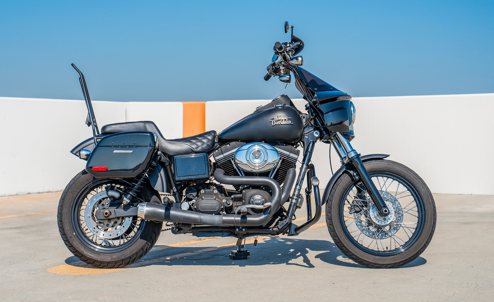 18L - Aegis Quick Mount Medium Shock Cut-Out Harley Dyna Street Bob FXDB/I Painted Hard Saddlebags Lifestyle @expand