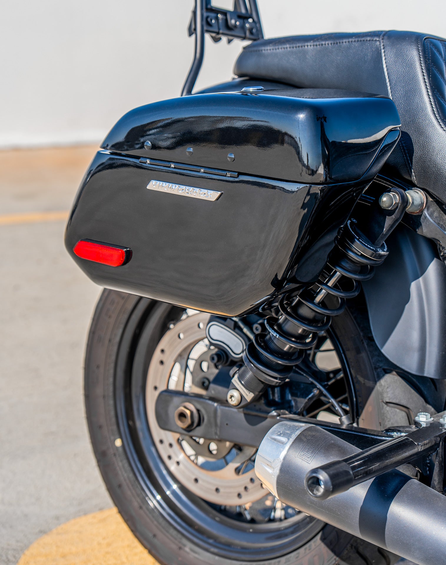 18L - Aegis Quick Mount Medium Shock Cut-Out Harley Dyna Street Bob FXDB/I Painted Hard Saddlebags Lifestyle