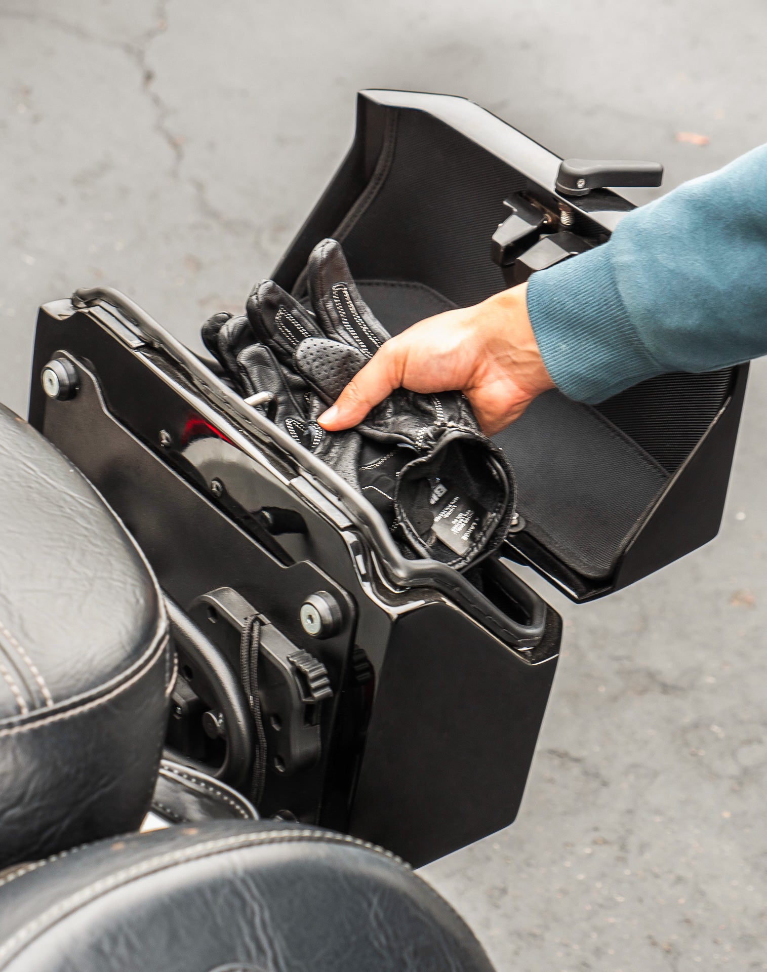 20L - Outlaw Quick-Mount Small Indian Scout Classic Painted Hard Saddlebags Lifestyle