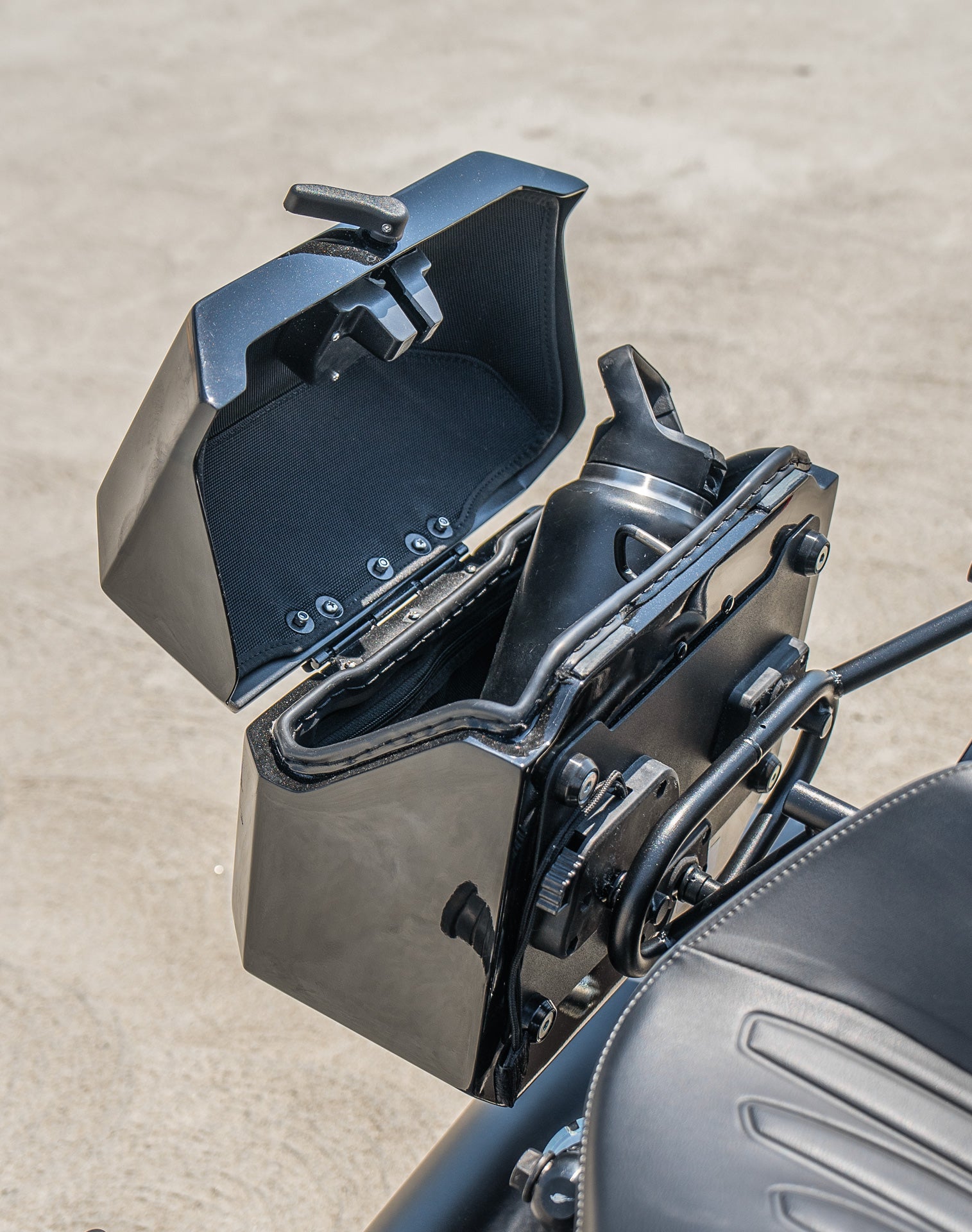 20L - Outlaw Quick-Mount Small Indian Scout Sixty Bobber Painted Hard Saddlebags Life style