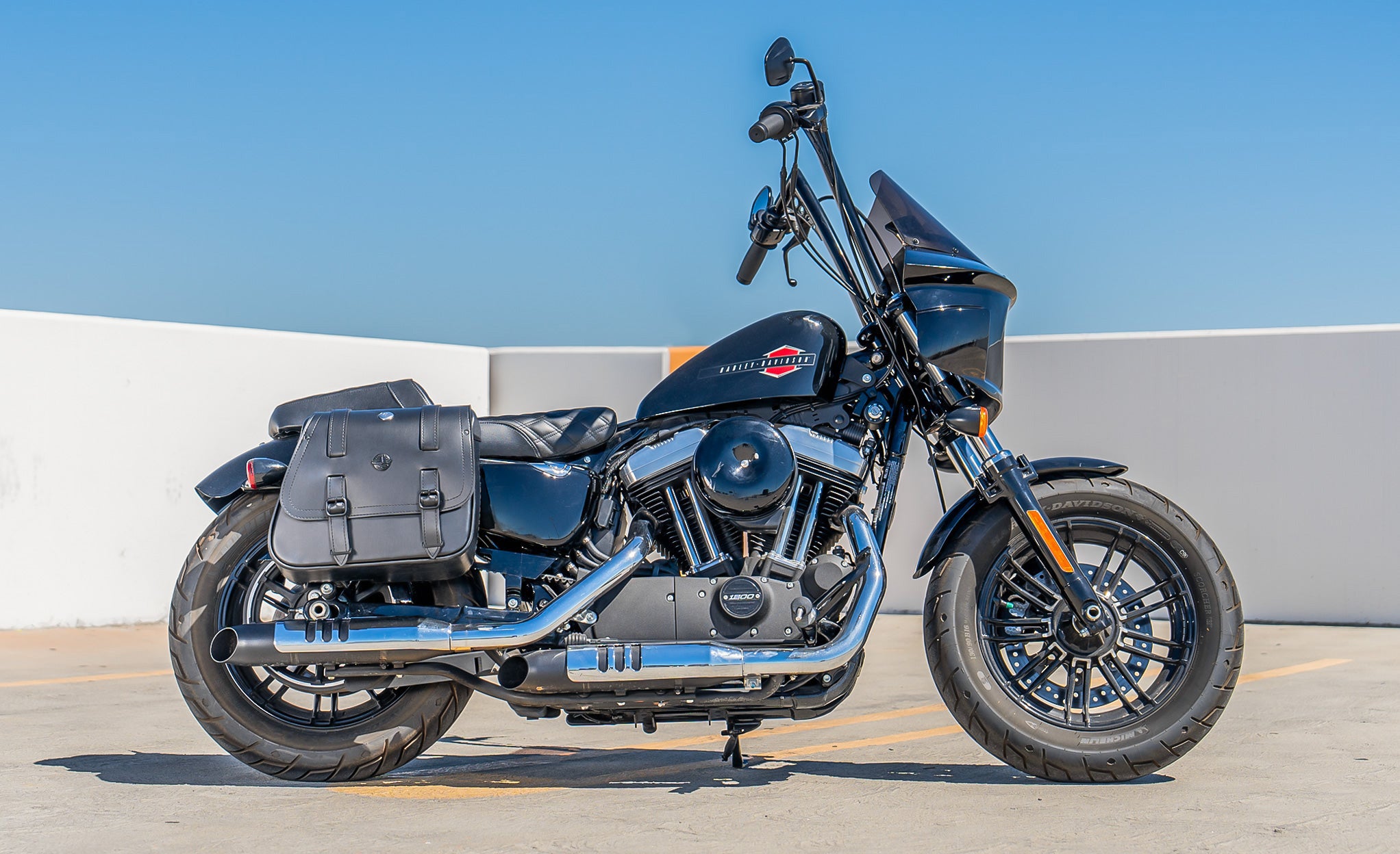22L - Vant Medium Quick-Mount Shock Cut Motorcycle Saddlebags For Harley Sportster 883 Custom XL883C Lifestyle @expand