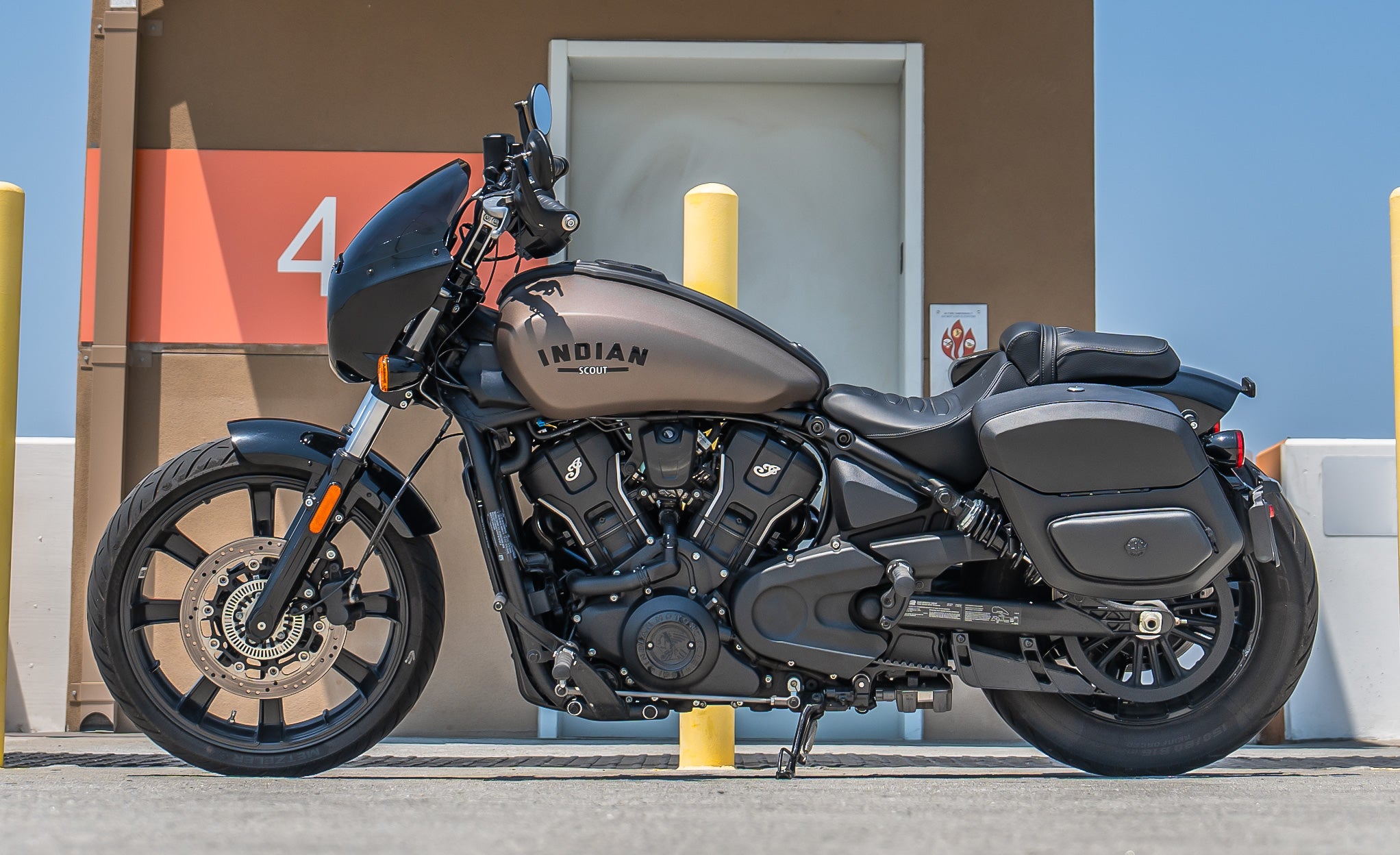 24L - Ironclad Quick-Mount Medium Indian Scout Sixty Bobber Leather Wrapped Hard Saddlebags Life Style Photo @expand